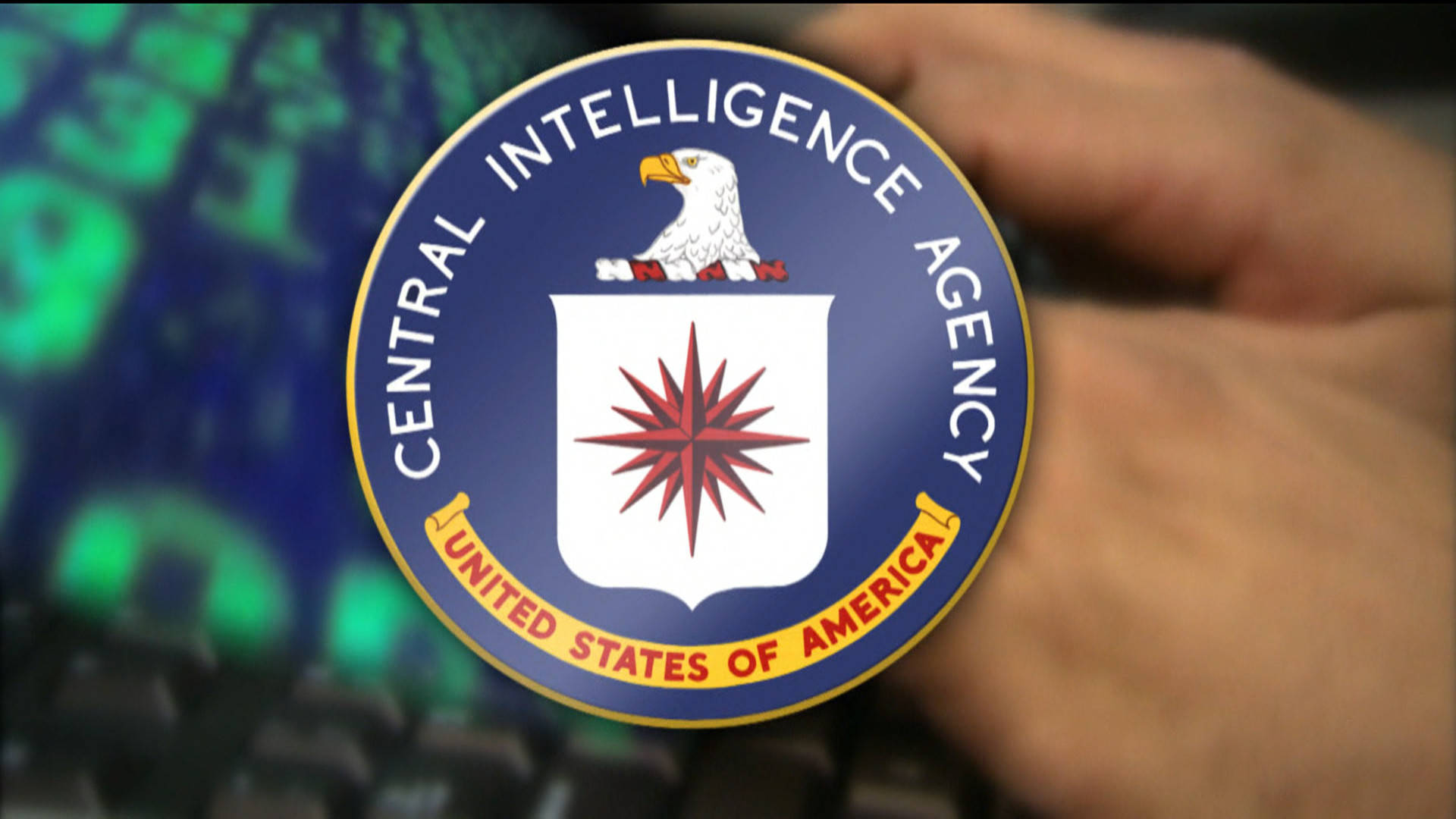 Cia 桌布 壁紙 — 一隻手在發光的綠色數位鍵盤背景前舉起中央情報局的徽章。