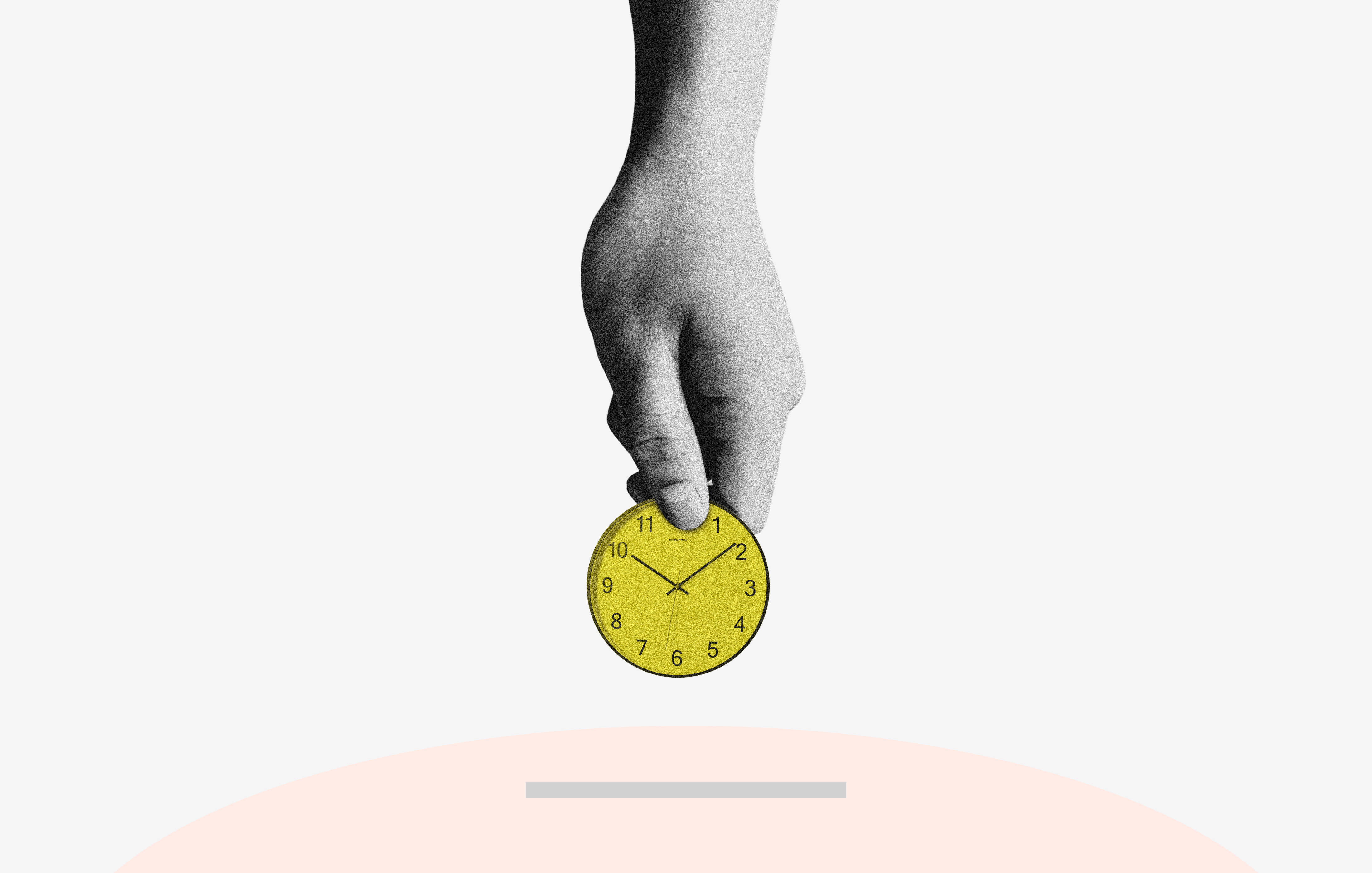 Clock 桌布 壁紙 — 一隻手在簡約白色背景上，將一個亮黃色時鐘舉在粉紅色小豬撲滿的投幣口上方。