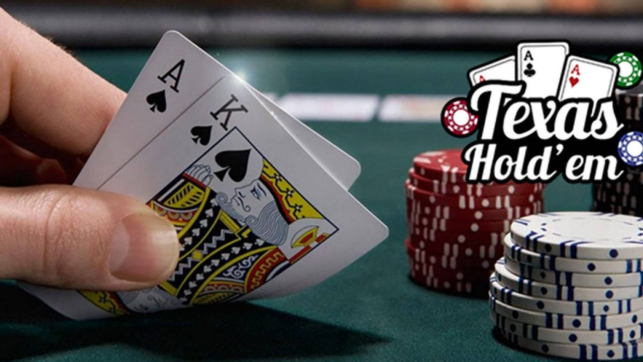 Playing Cards 桌布 壁紙 — 一隻手在綠色氈桌上抓住黑桃A和K，桌上有籌碼堆和德州撲克標誌。