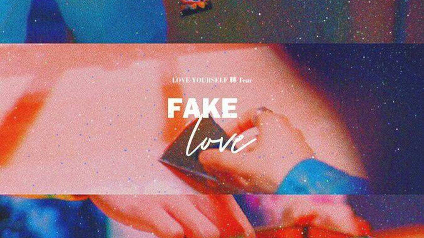 BTS 筆電 桌布 壁紙 — 一隻手在肩膀上拿著一支手機，手機上顯示「FAKE love」文字，背景是宇宙。