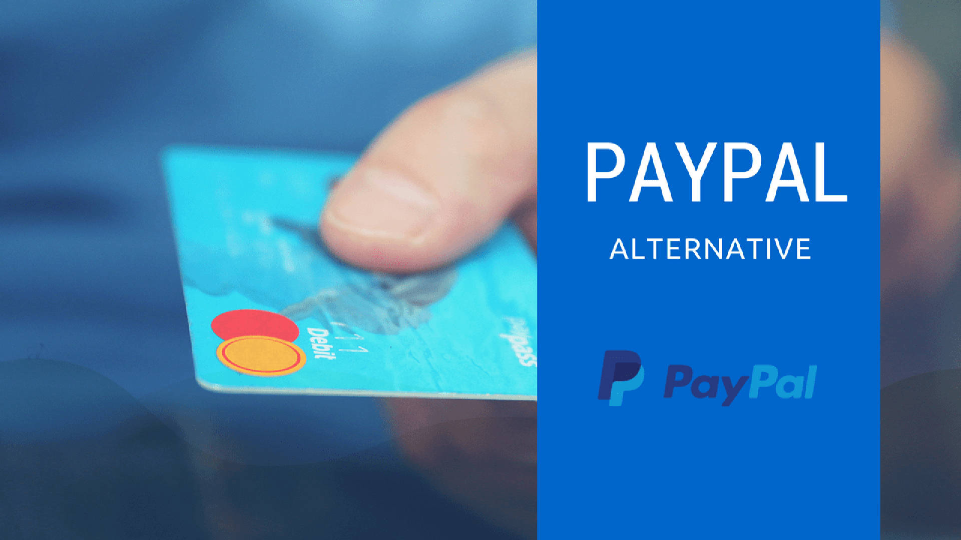 PayPal 桌布 壁紙 — 一隻手在藍色背景前拿著一張藍色Mastercard，上面有「PAYPAL ALTERNATIVE」文字和PayPal標誌。
