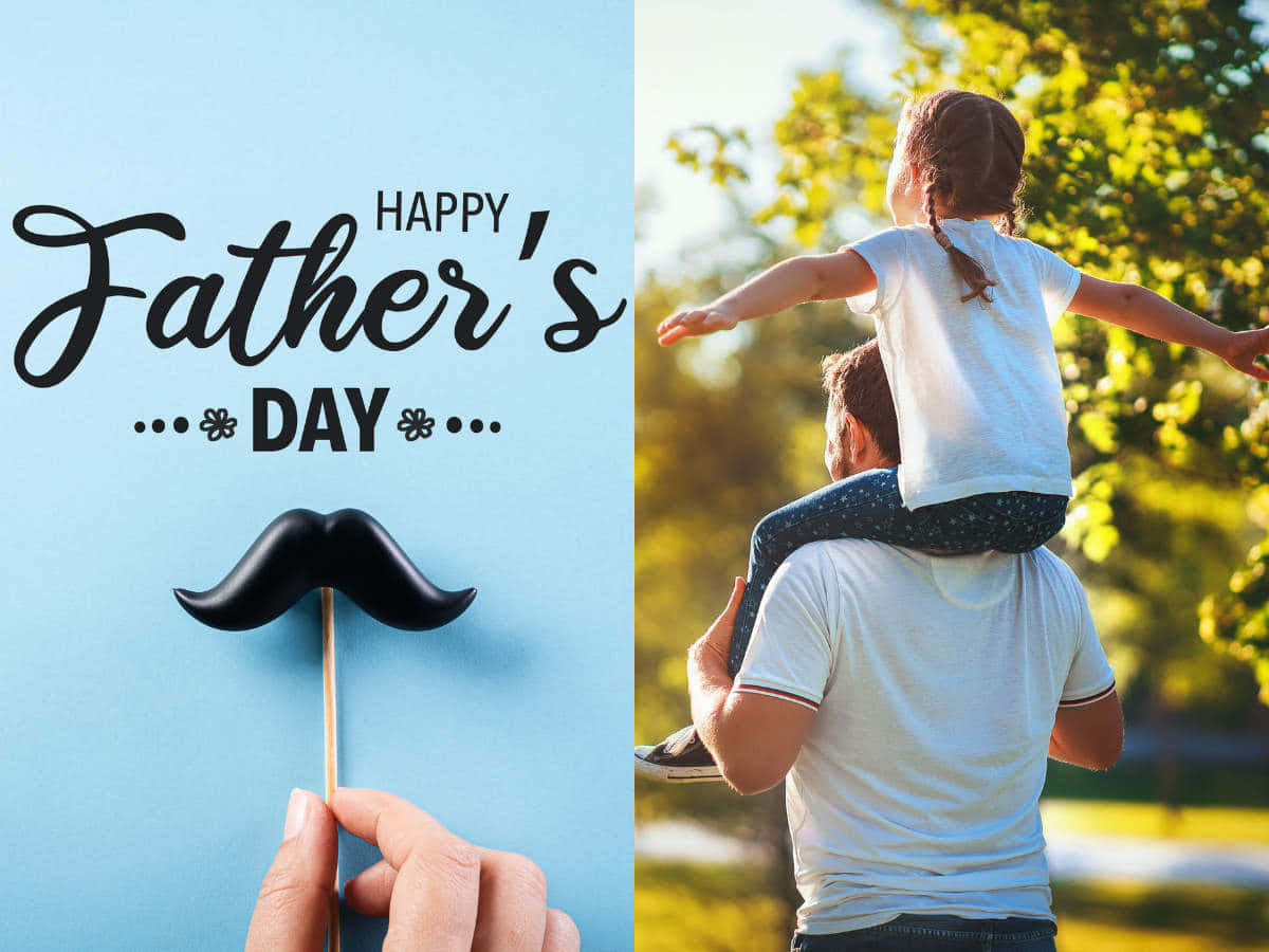 Fathers Day 桌布 壁紙 — 一隻手在藍色背景前拿著黑色鬍子道具，旁邊是一位父親在陽光明媚的公園裡將女兒扛在肩上。