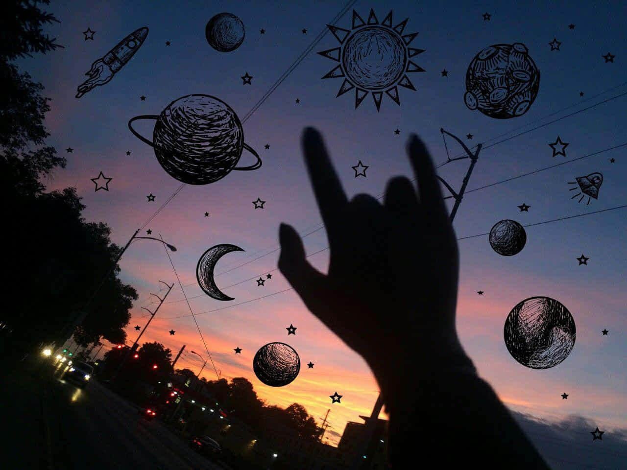 桌布 壁紙 — 一隻手在黃昏天空的剪影，點綴著手繪的行星、星星和火箭。