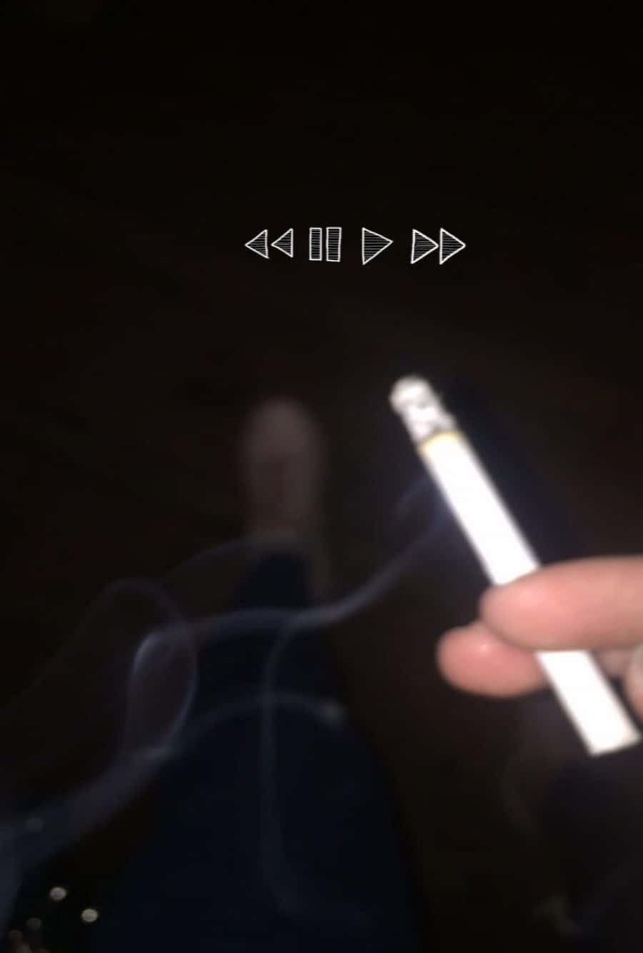 油漬搖滾 桌布 壁紙 — 一隻手在黑暗背景中拿著一支點燃的香煙，煙霧向上繚繞，媒體控制圖示漂浮在上方。