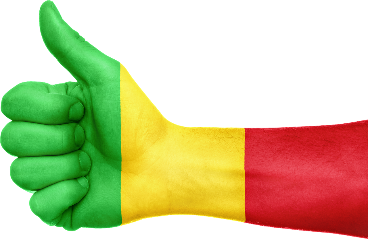 Mali 桌布 壁紙 — 一隻手塗上馬利國旗鮮豔的綠色、黃色和紅色，在黑色背景上大膽地豎起大拇指。