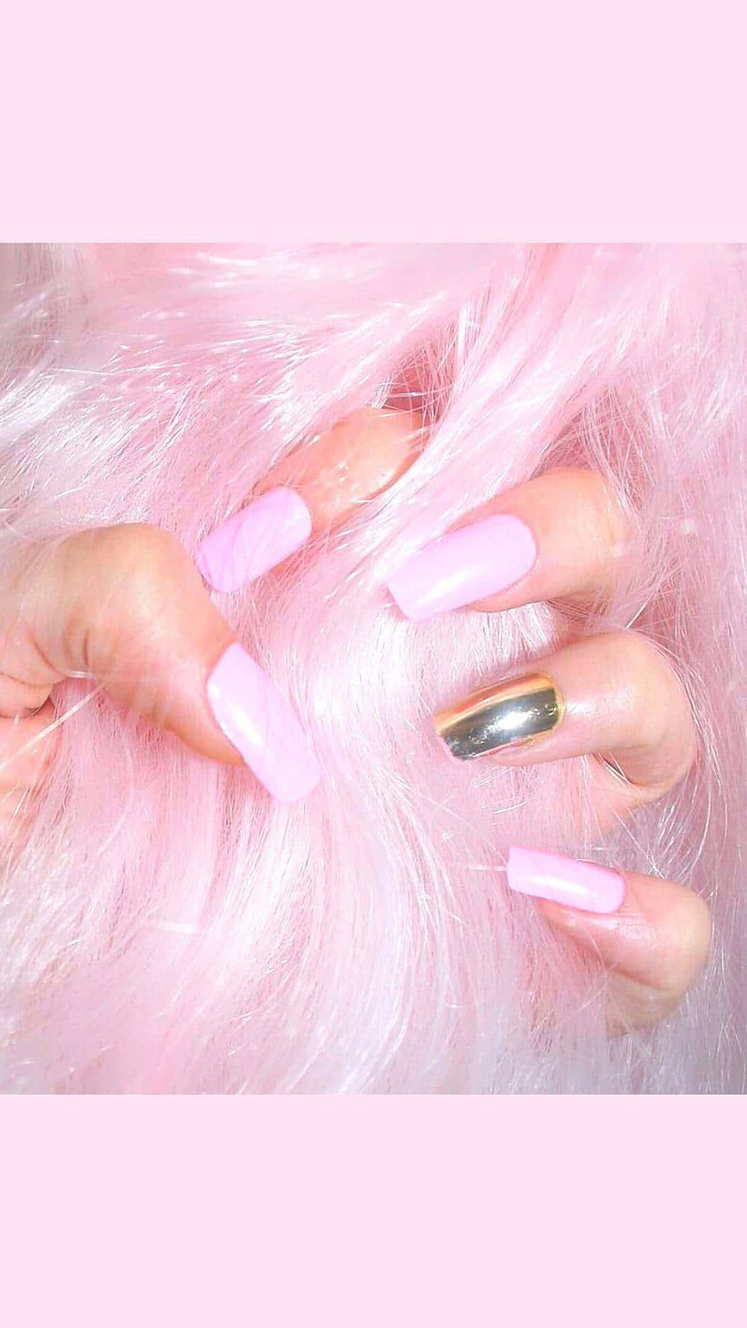 Pink Nails 桌布 壁紙 — 一隻手帶有粉彩粉紅色指甲和一個金屬金色點綴，放在柔軟粉紅色背景前的蓬鬆粉紅色毛皮上。