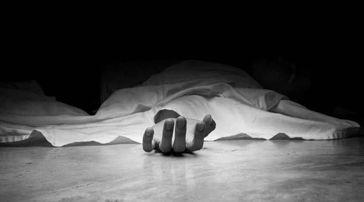 死亡 桌布 壁紙 — 一隻手從床單下伸出，在黑白場景中暗示死亡或靜止。