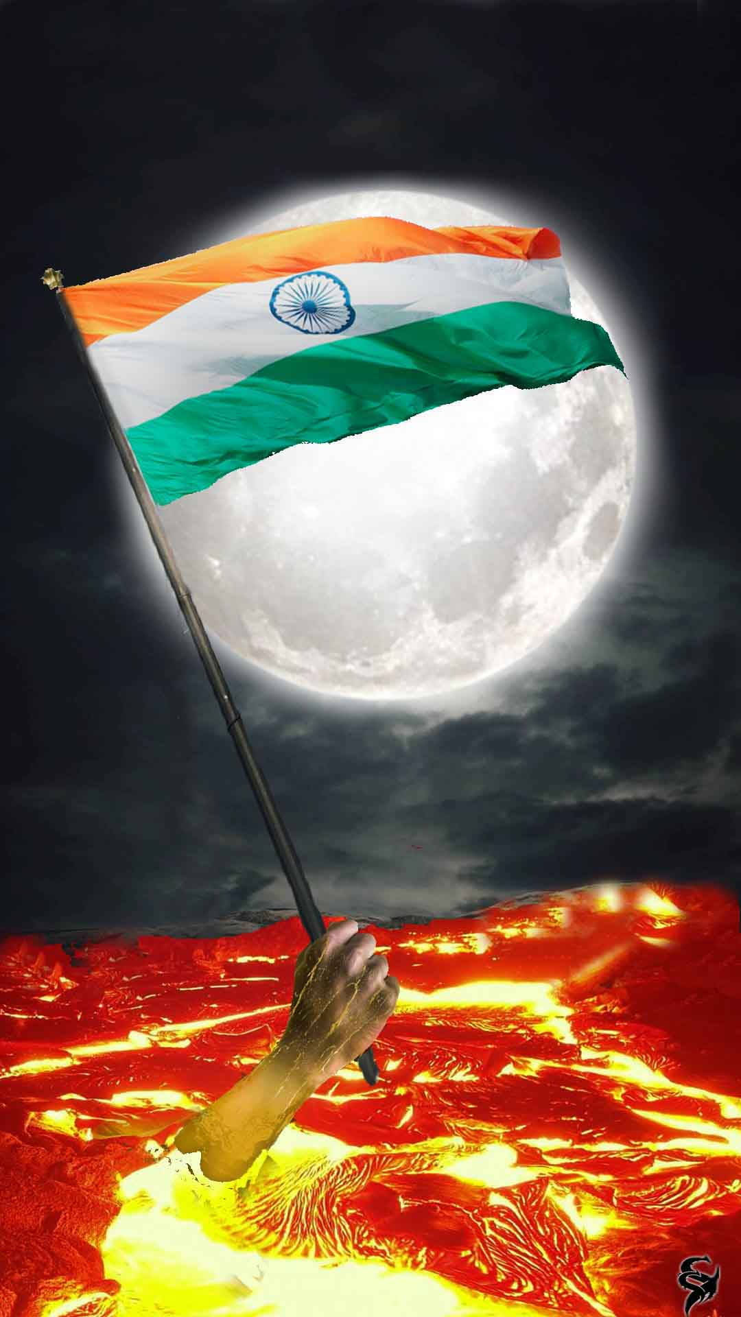 Tiranga 桌布 壁紙 — 一隻手從發光的熔岩中伸出，在戲劇性的夜空下，手持印度國旗，背景是巨大的滿月。