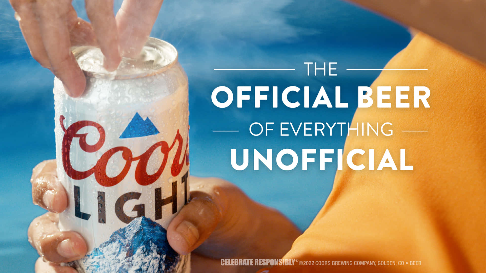 Beer Can 桌布 壁紙 — 一隻手打開冰涼的Coors Light罐，背景是充滿活力的藍色泳池，並有粗體白色文字疊加。
