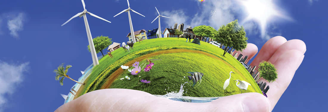 Green Technology 桌布 壁紙 — 一隻手托著一個微型地球儀，上面顯示風力渦輪機、房屋、樹木和野生動物，背景是明亮的藍天。