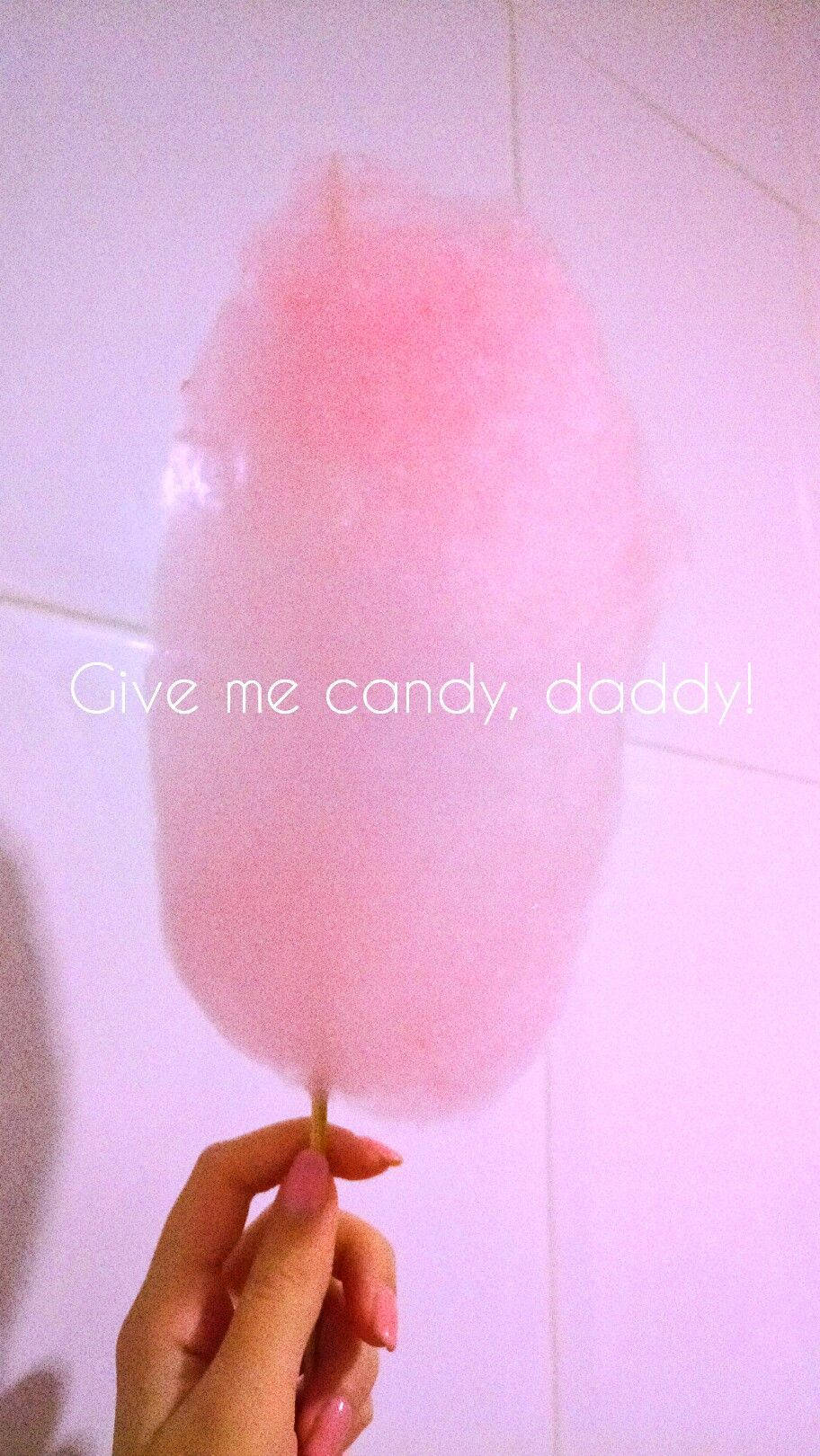 Cotton Candy 桌布 壁紙 — 一隻手拿著 fluffy 粉紅色棉花糖，背景是柔和粉紅色瓷磚牆，上面有 playful 文字疊加。