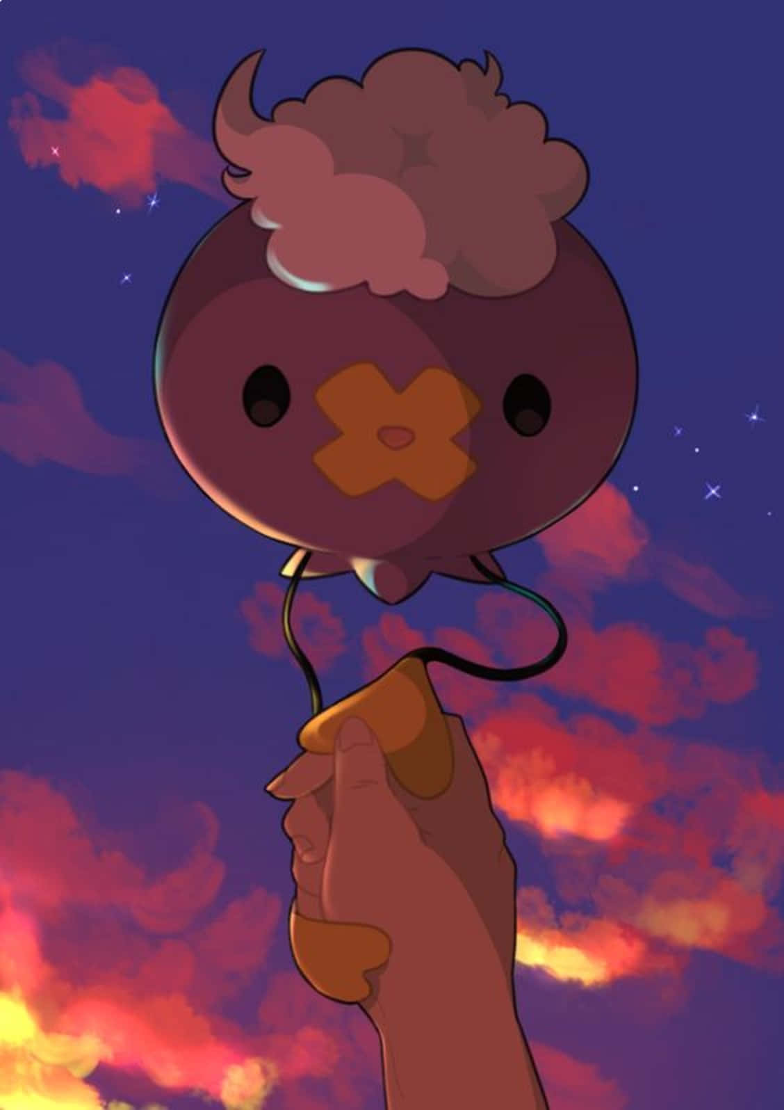 Pokemon Aesthetic 桌布 壁紙 — 一隻手拿著一個可愛棕色生物形狀的氣球，背景是充滿火紅雲彩和閃爍星星的 vibrant 暮色天空。