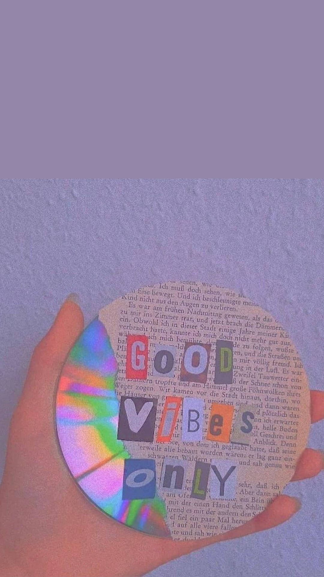 復古美學 iPhone 桌布 壁紙 — 一隻手拿著一個圓形拼貼畫，上面有「GOOD VIBES ONLY」的鏤空字母，背景是彩虹紮染和印刷文字。