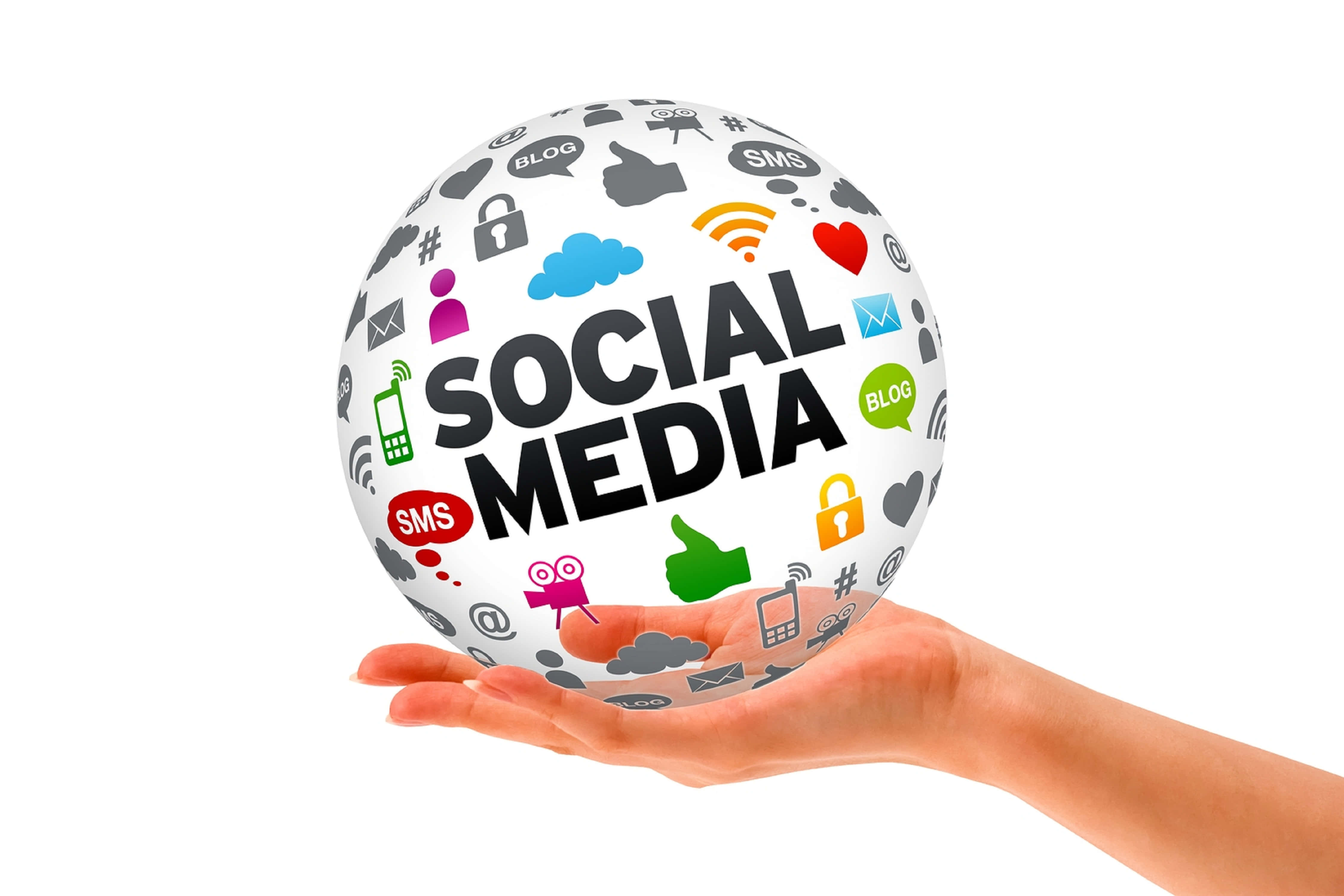 4K Social Media 桌布 壁紙 — 一隻手拿著一個地球儀，上面覆蓋著色彩繽紛的社交媒體圖示和粗體文字，背景為白色。
