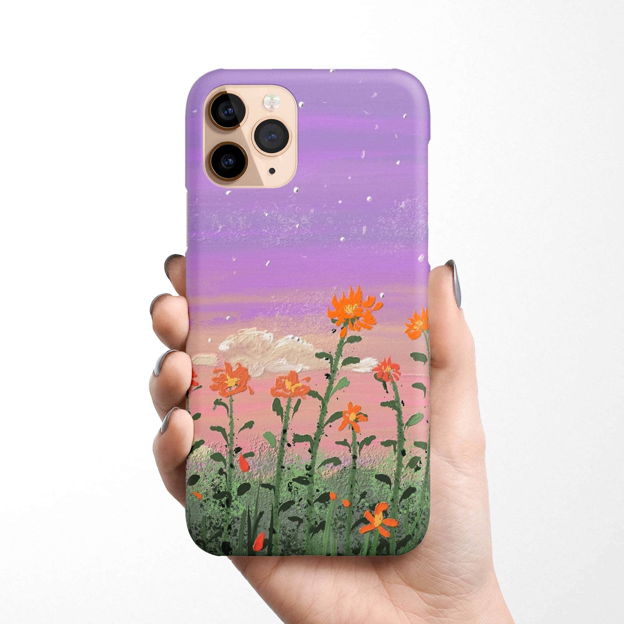 Phone Case 桌布 壁紙 — 一隻手拿著一個手機殼，上面畫有橙色花朵的田野，背景是帶有白雲的紫色黃昏天空。