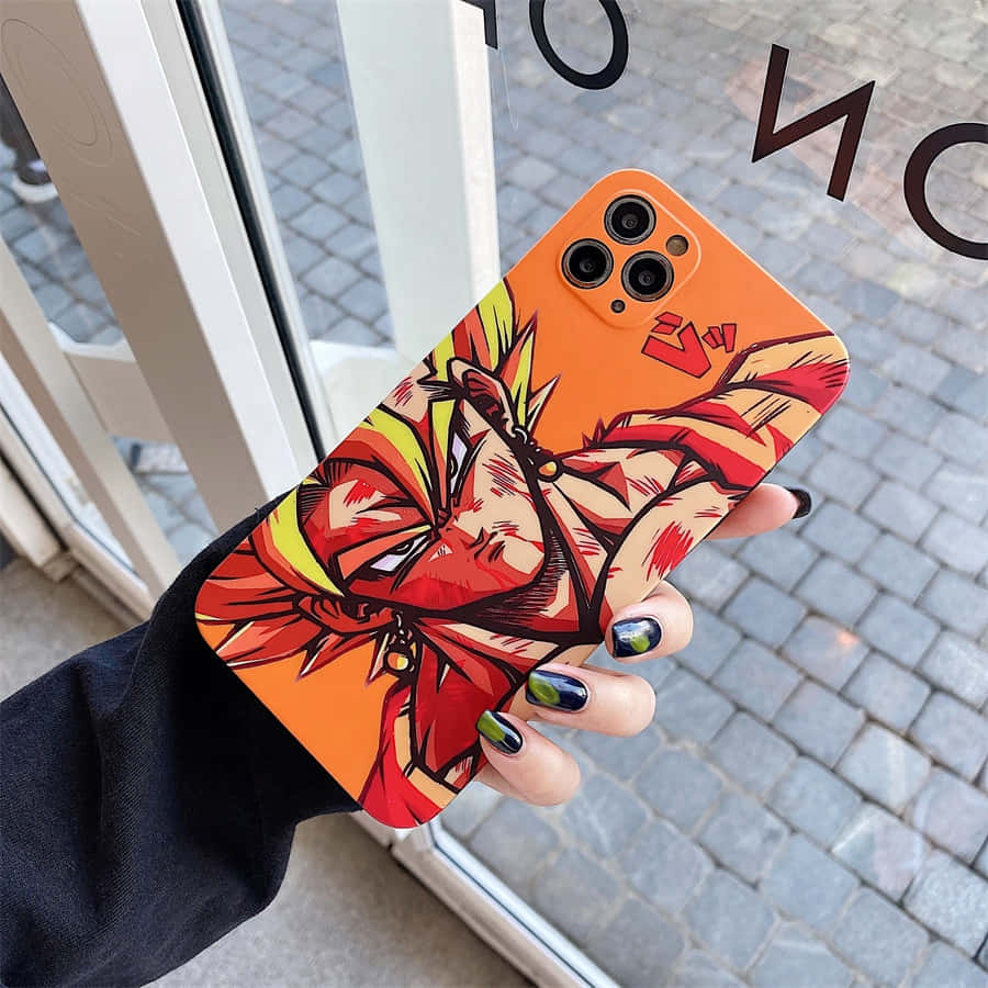 Phone Case 桌布 壁紙 — 一隻手拿著一個橙色手機殼，上面有火焰動漫角色，背景是鵝卵石街道。