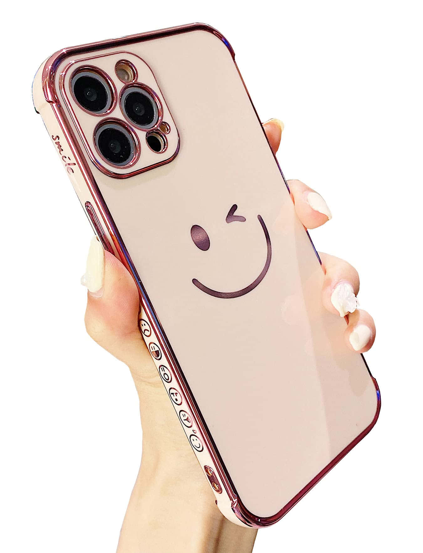 可愛 iPhone 桌布 桌布 壁紙 — 一隻手拿著一個玫瑰金手機殼，帶有極簡笑臉設計和側邊可愛的表情符號細節。