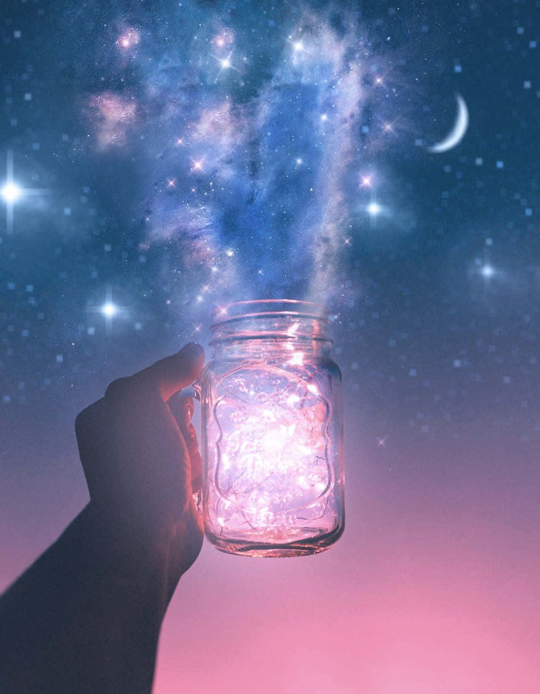 dreamy 桌布 壁紙 — 一隻手拿著一個發光的罐子，釋放出旋轉的宇宙星雲和星星，背景是帶有新月暮色天空。
