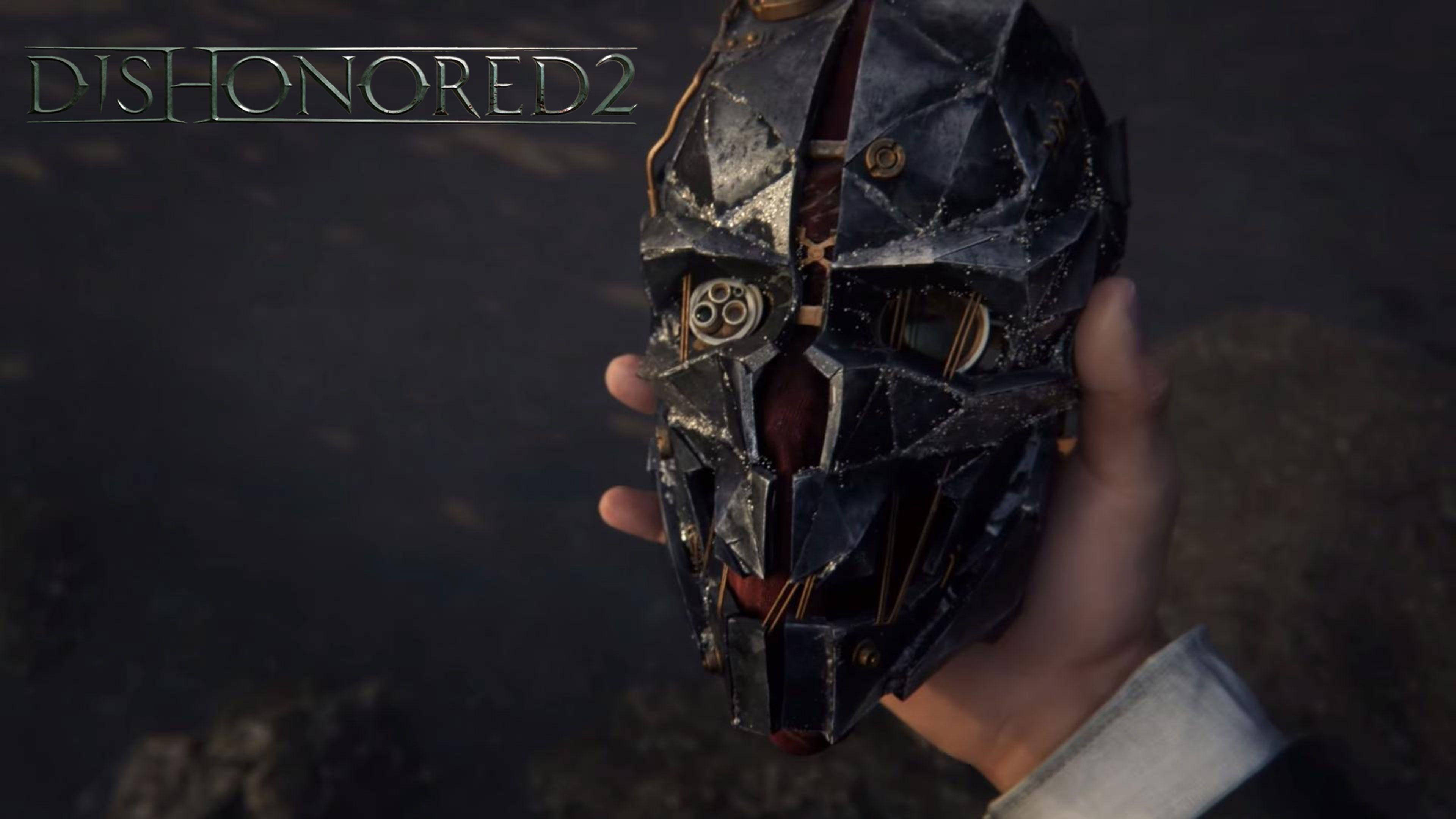 Dishonored 桌布 壁紙 — 一隻手拿著一個破碎的、華麗的黑色面具，帶有黃銅裝飾，背景是黑暗粗糙的。