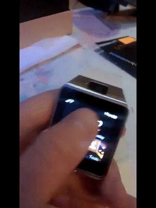 手持智慧手錶的特寫，螢幕亮著。 — 智慧手錶 GIF 壁紙