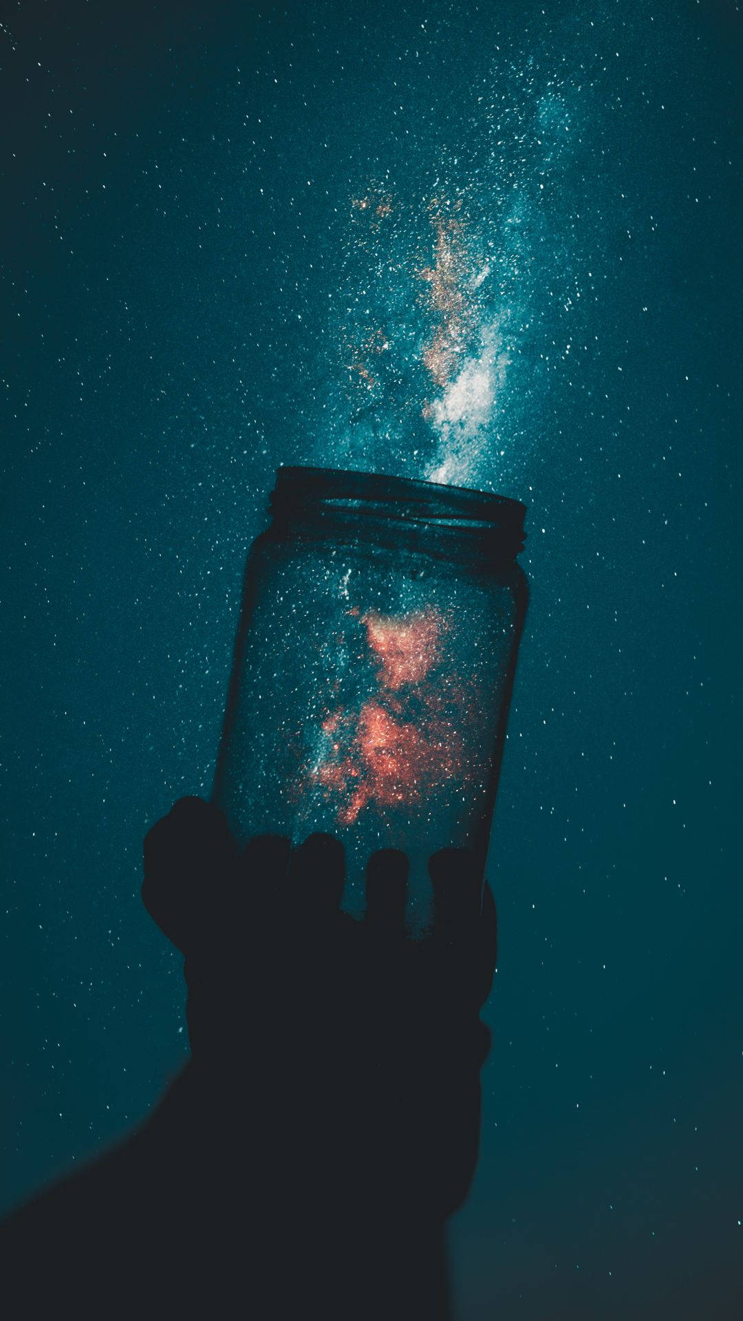 手拿著一個裝滿閃爍星星的罐子，背景是繁星點點的夜空。 — 可愛的銀河動圖 壁紙