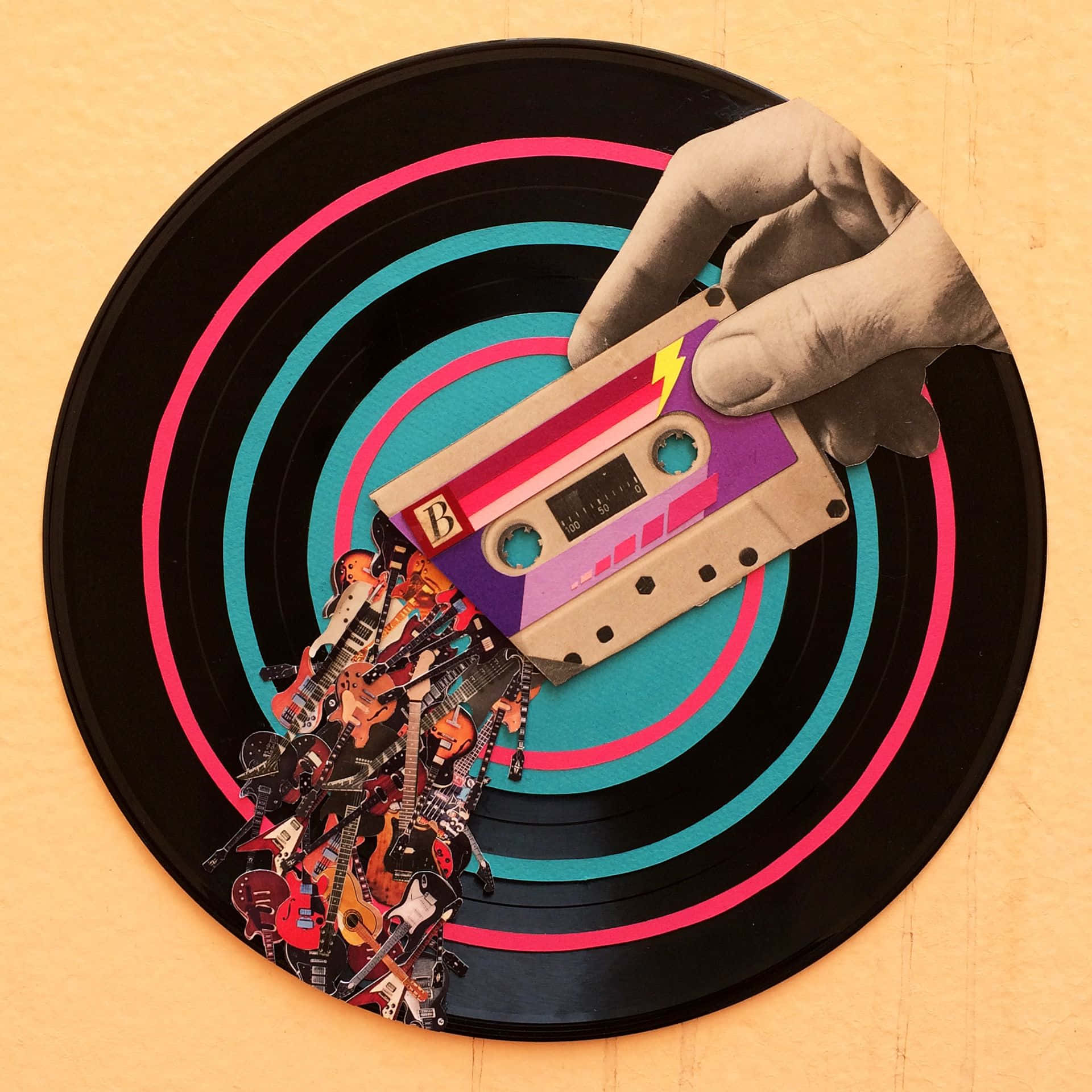 Mixtape 桌布 壁紙 — 一隻手拿著一個色彩繽紛的卡式錄音帶，將吉他傾瀉到帶有霓虹同心圓環的黑膠唱片上。