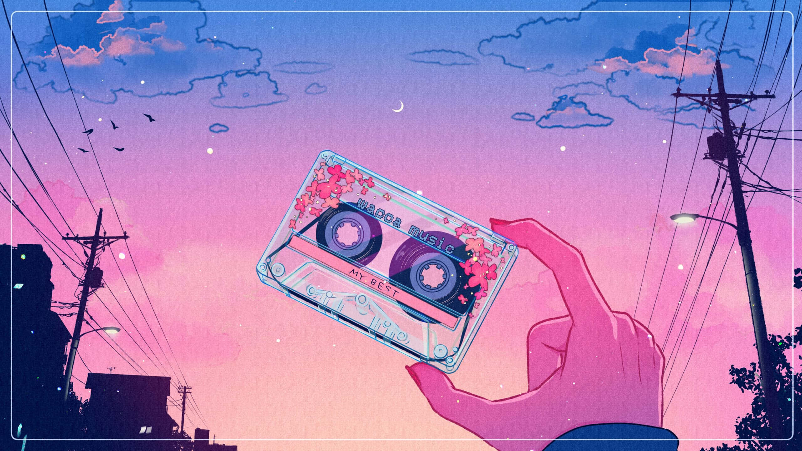 音樂美學 桌布 壁紙 — 一隻手拿著一個花卉圖案的卡式錄音帶，背景是夢幻的粉紫色黃昏天空，有鳥和電線。