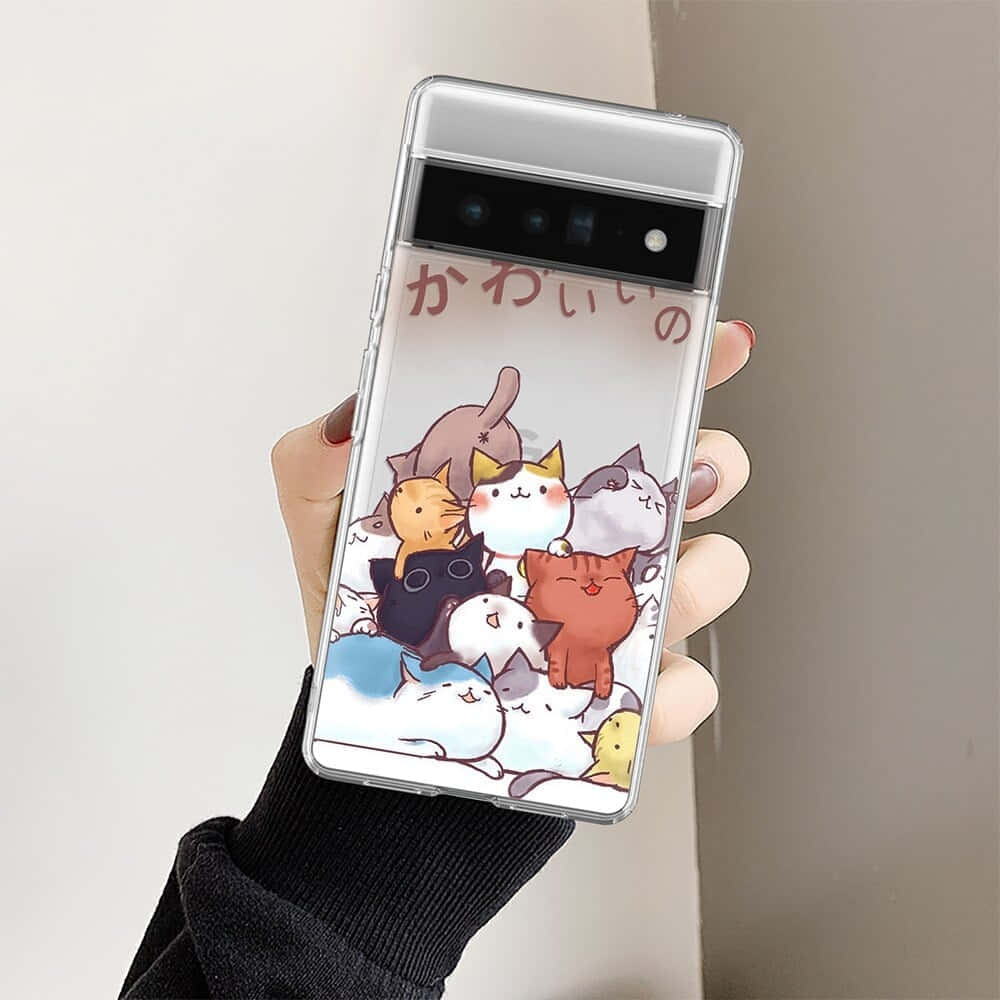 Phone Case 桌布 壁紙 — 一隻手拿著一個透明手機殼，上面有可愛的卡通貓設計和日文字，背景是素色牆壁。