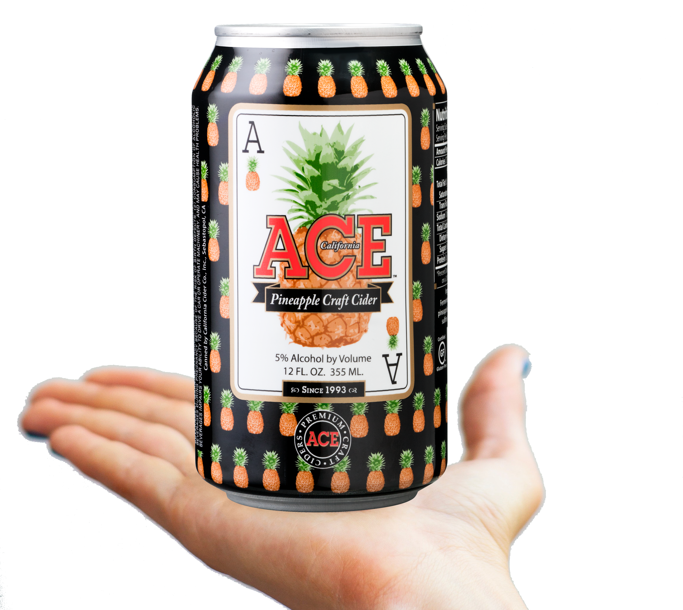 Drink 桌布 壁紙 — 一隻手拿著一個黑色的ACE Pineapple Craft Cider罐，上面有鳳梨圖案和紅色品牌標誌，背景為白色。