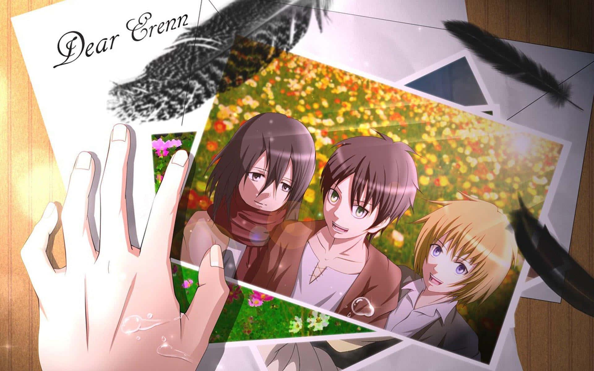Attack On Titan Season 1 桌布 壁紙 — 一隻手拿著一張三位動漫角色在陽光普照的花田中微笑的照片，周圍有羽毛飄揚。