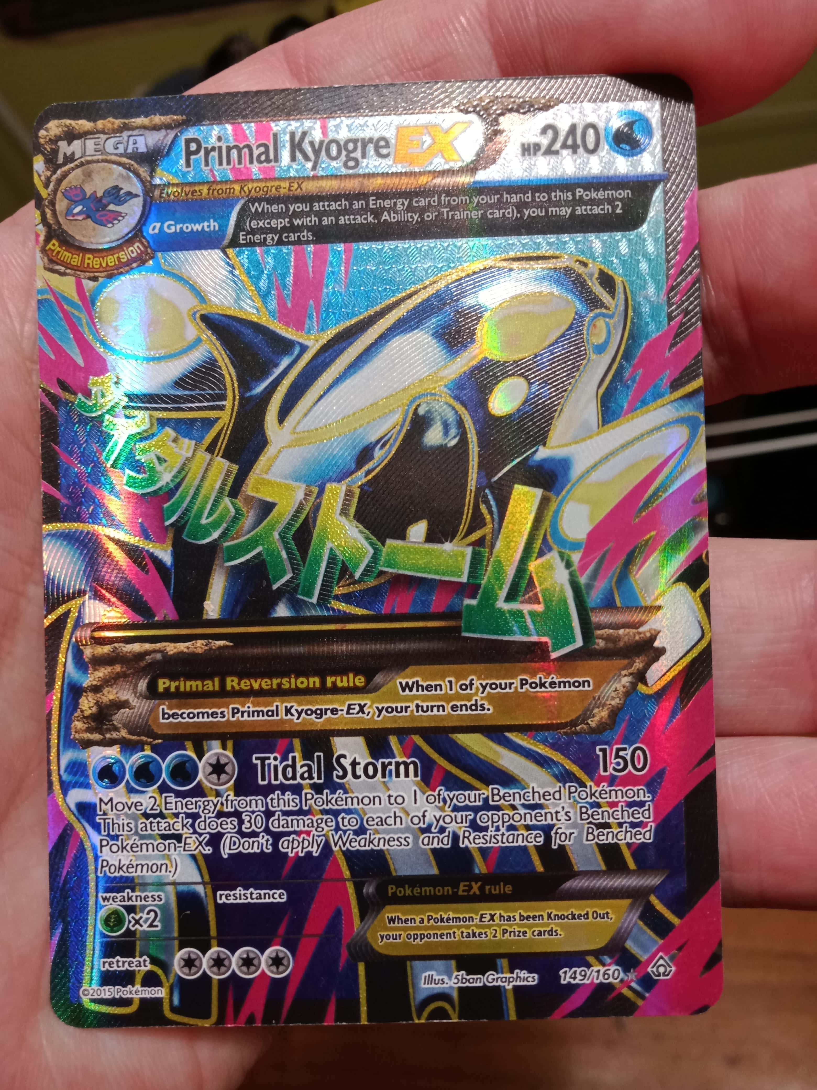 寶可夢 桌布 壁紙 — 一隻手拿著一張充滿活力的全息 Primal Kyogre EX 寶可夢卡，帶有電藍色和粉紅色的能量效果。
