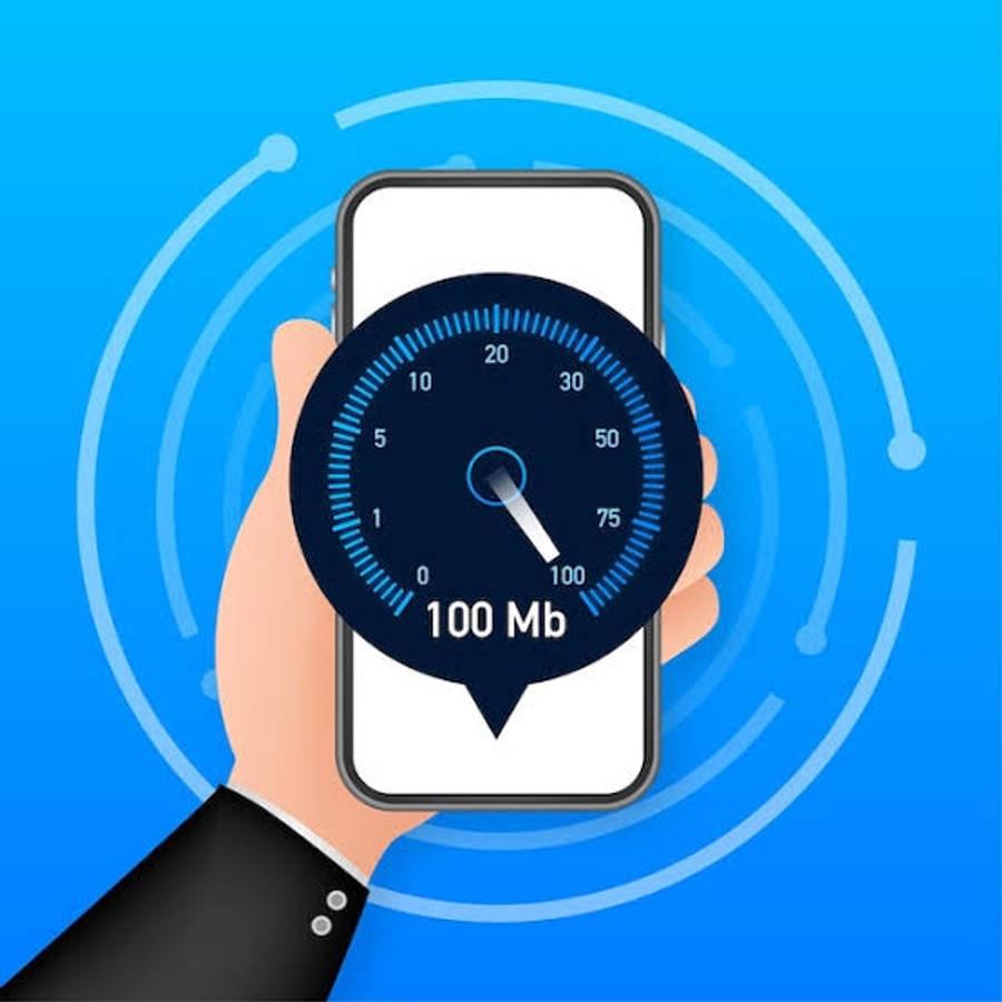 Internet 桌布 壁紙 — 一隻手拿著一支智慧型手機，螢幕上顯示一個速度計圖形，顯示100 Mb的下載速度，背景為藍色科技主題。