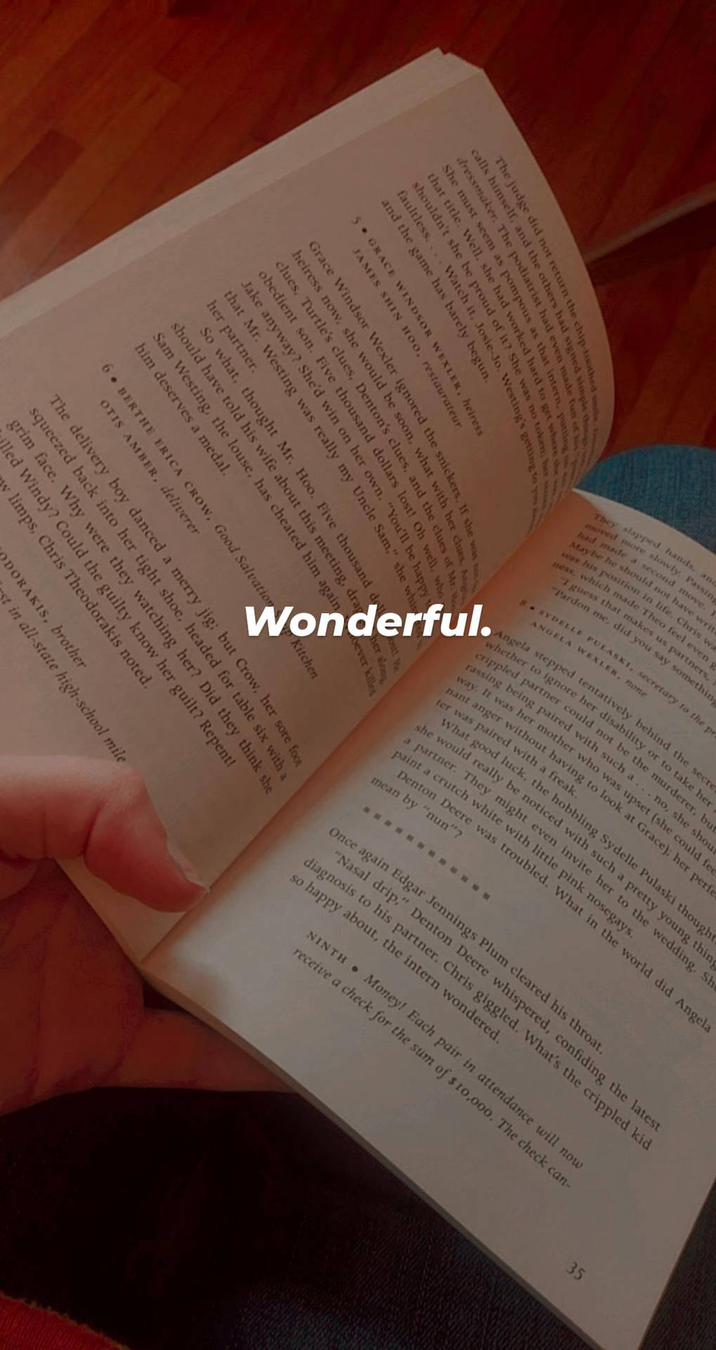手拿著打開的書，木地板上覆蓋著「Wonderful」文字。 — 書本 GIF 壁紙