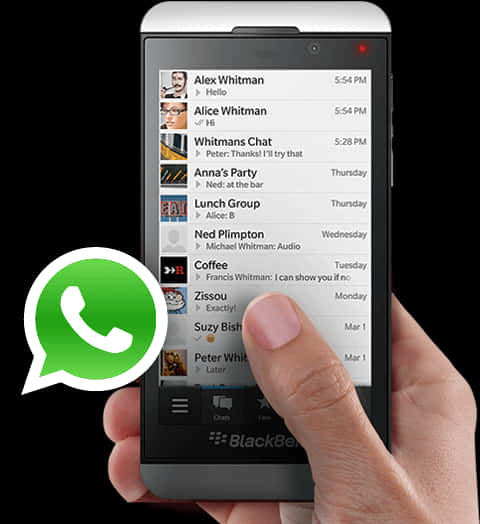 WhatsApp 桌布 壁紙 — 一隻手拿著一部BlackBerry手機，顯示WhatsApp聊天訊息，背景為黑色。
