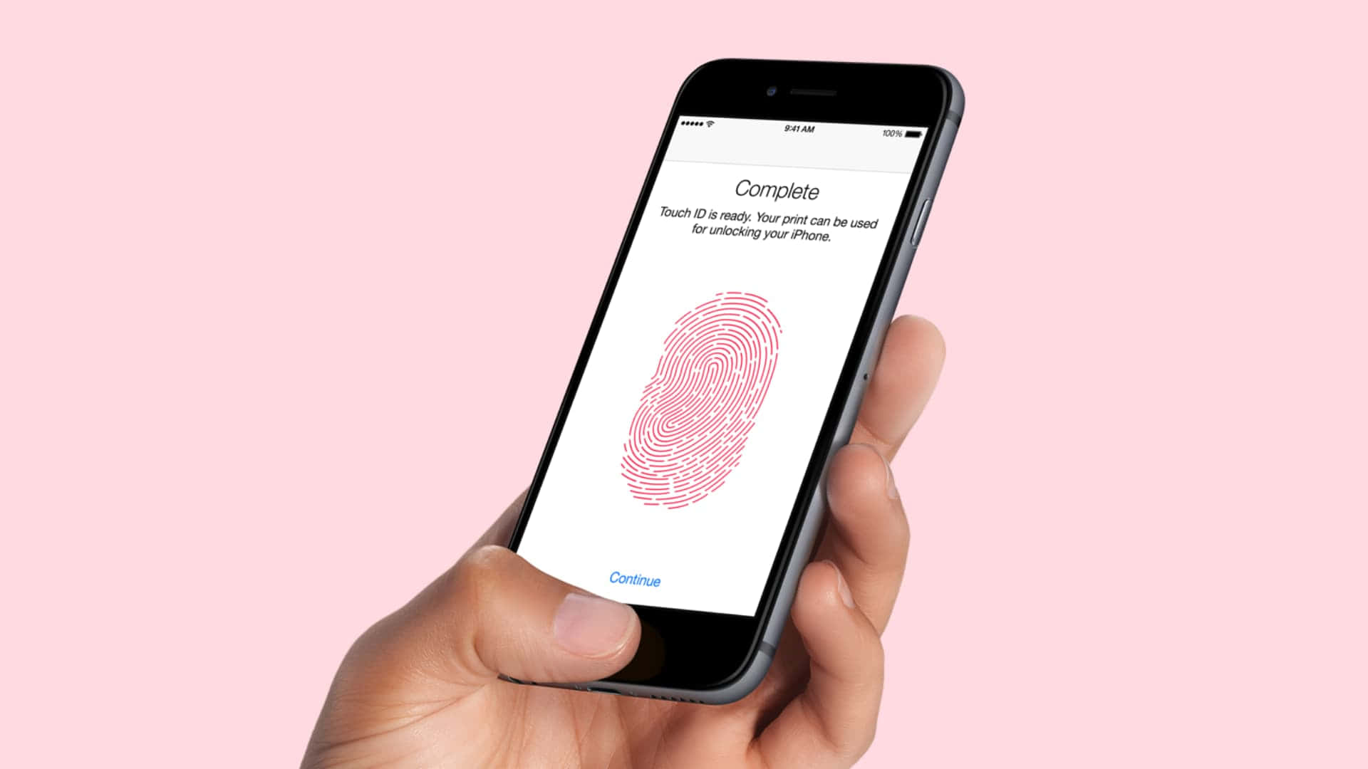 Touch Id 桌布 壁紙 — 一隻手拿著一部iPhone，顯示已完成的Touch ID設定畫面，帶有粉紅色指紋圖案，背景為柔和粉紅色。