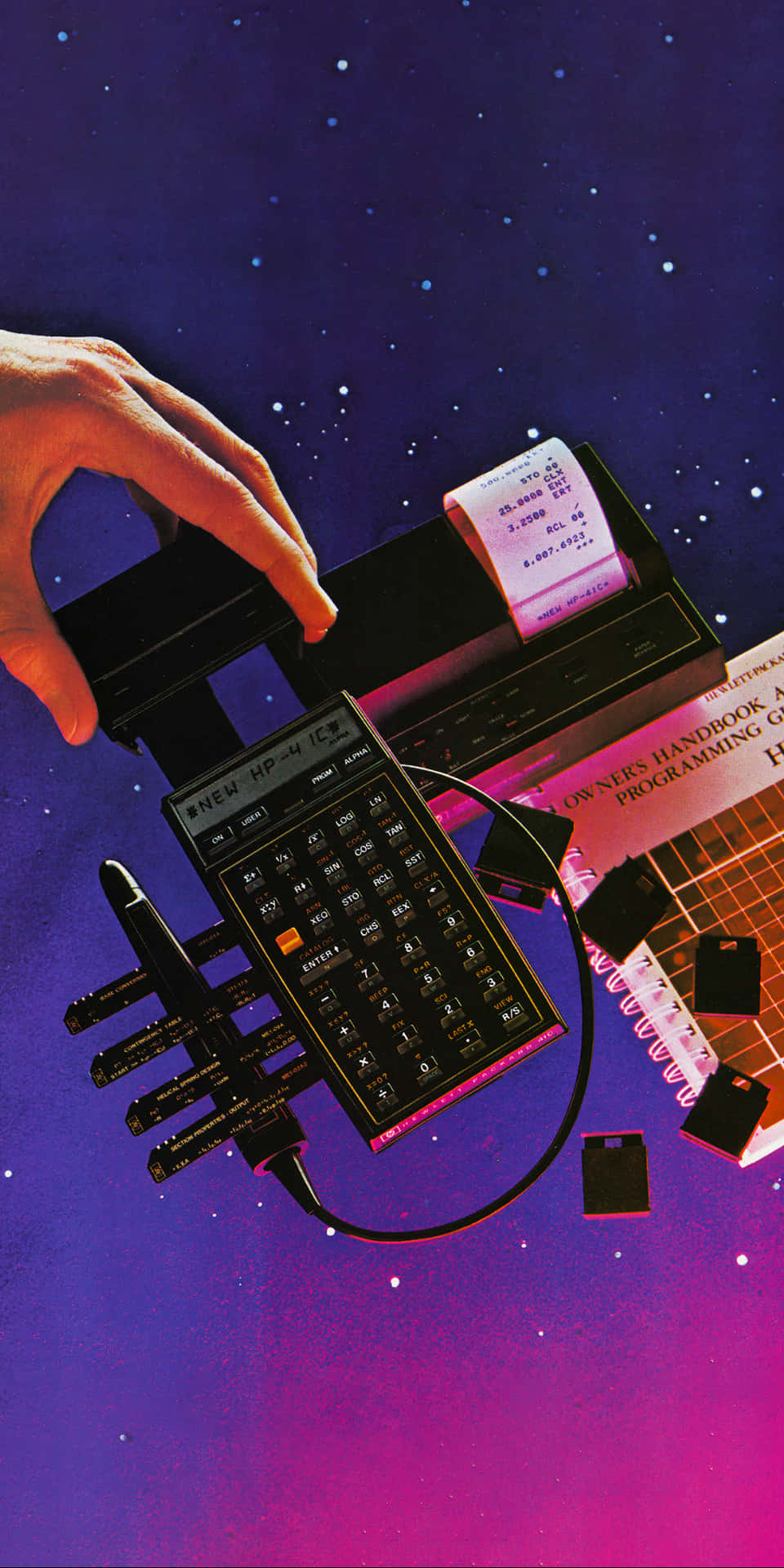 手拿著復古計算機漂浮在宇宙紫色粉紅色空間中，帶有技術手冊。