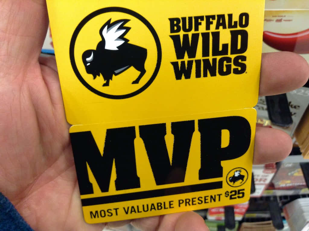 手拿著 Buffalo Wild Wings MVP 禮品卡 — 水牛城辣雞翅 壁紙