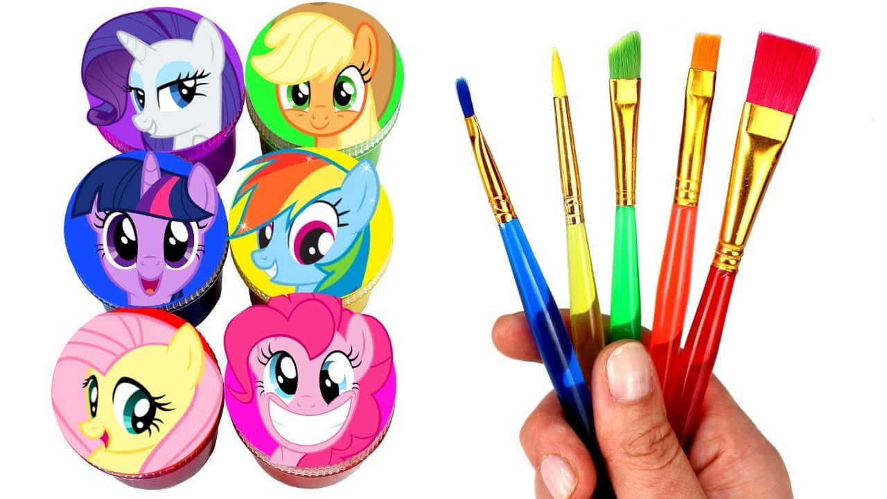 手拿著畫筆，旁邊是 My Little Pony 角色徽章。 — 彩虹小馬 GIF 壁紙