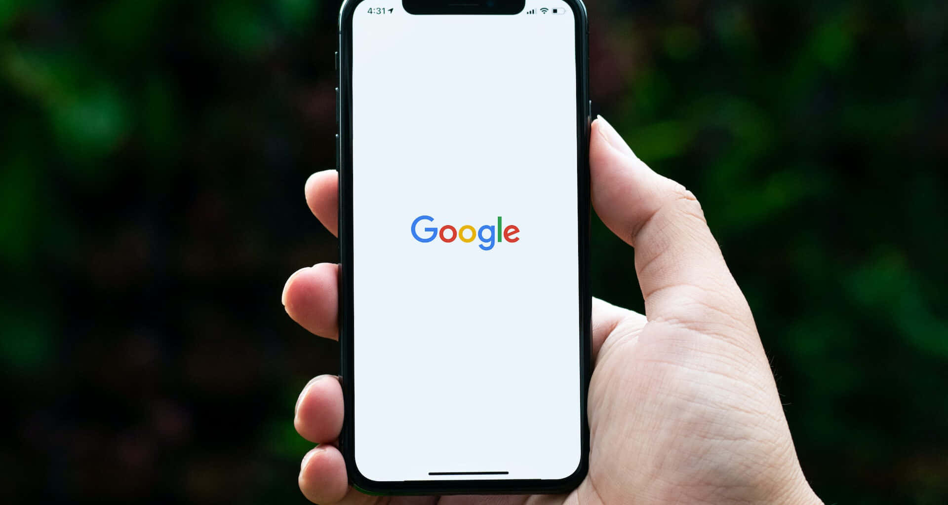 手持智慧型手機顯示Google搜尋首頁。 — Google Meet 壁紙