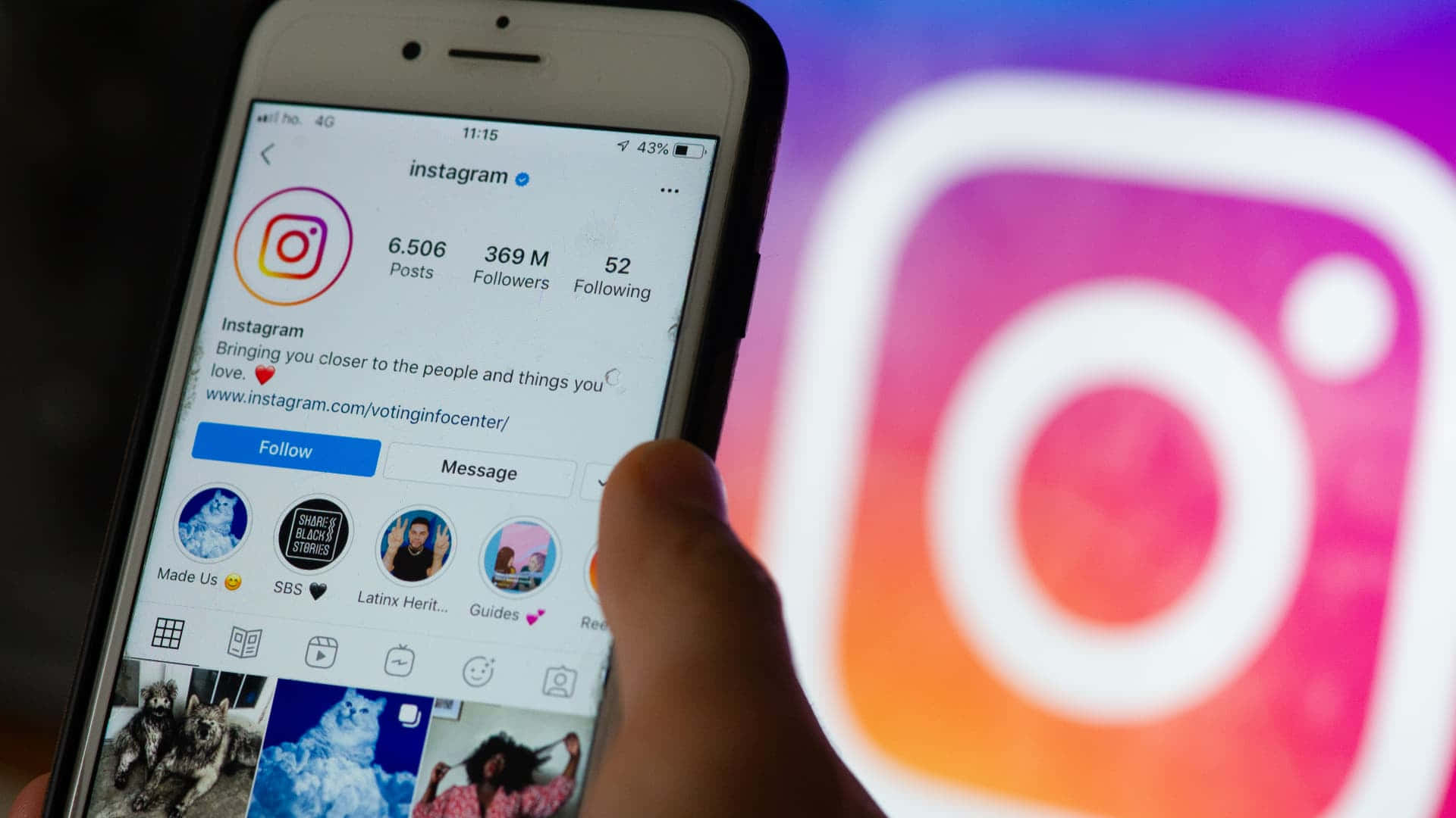 Instagram 桌布 壁紙 — 一隻手拿著智慧型手機，顯示Instagram的個人資料頁面，背景有一個大的模糊Instagram標誌。