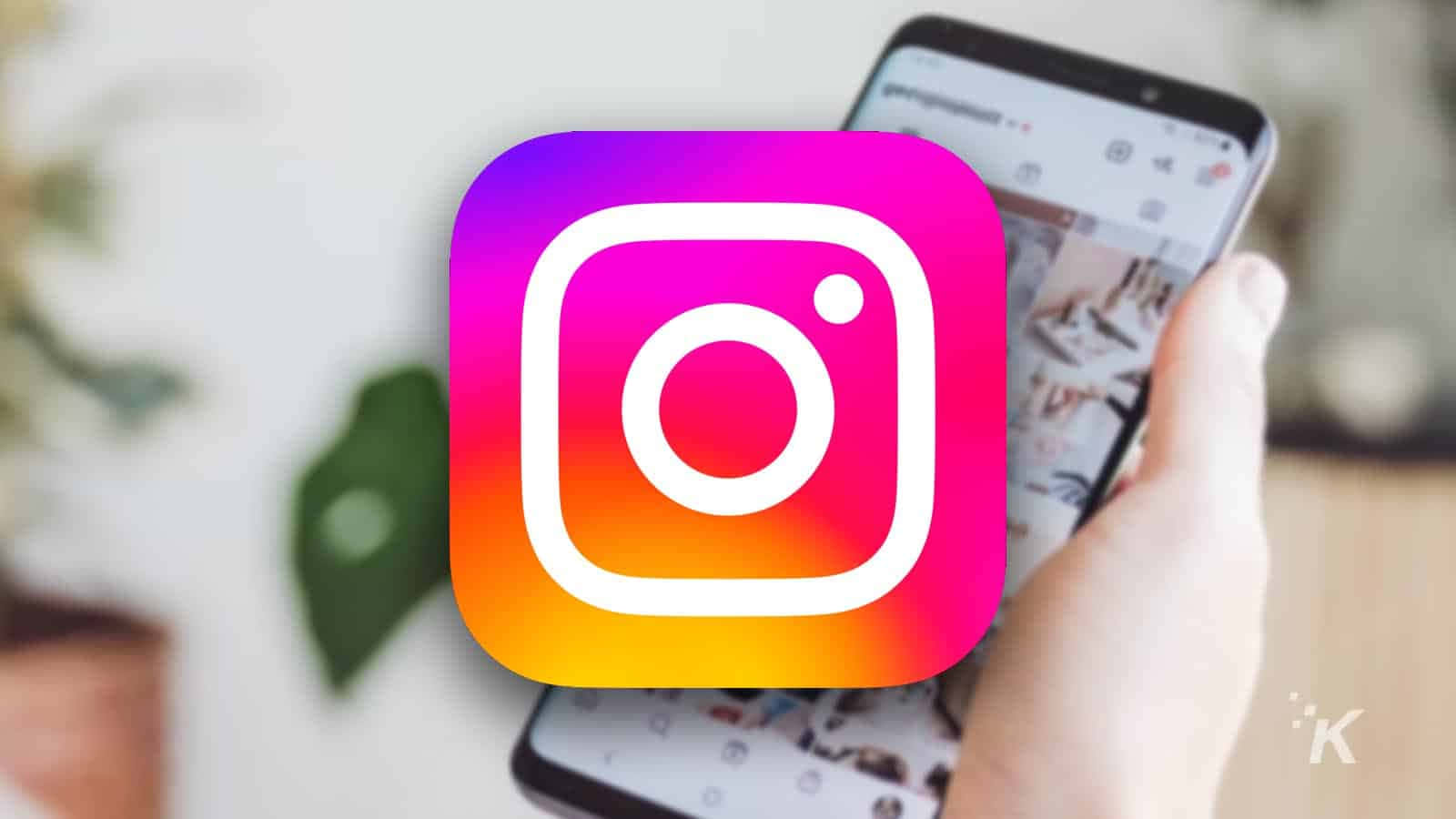Instagram 桌布 壁紙 — 一隻手拿著智慧型手機，顯示Instagram，應用程式的彩色漸變標誌突出地疊加在上面。