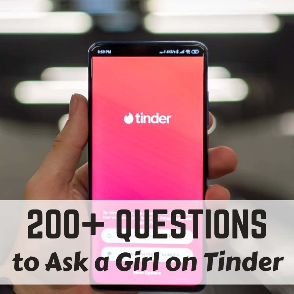 tinder 桌布 壁紙 — 一隻手拿著智慧型手機，顯示Tinder應用程式，背景為粉紅色漸層，並有覆蓋文字推廣約會問題。