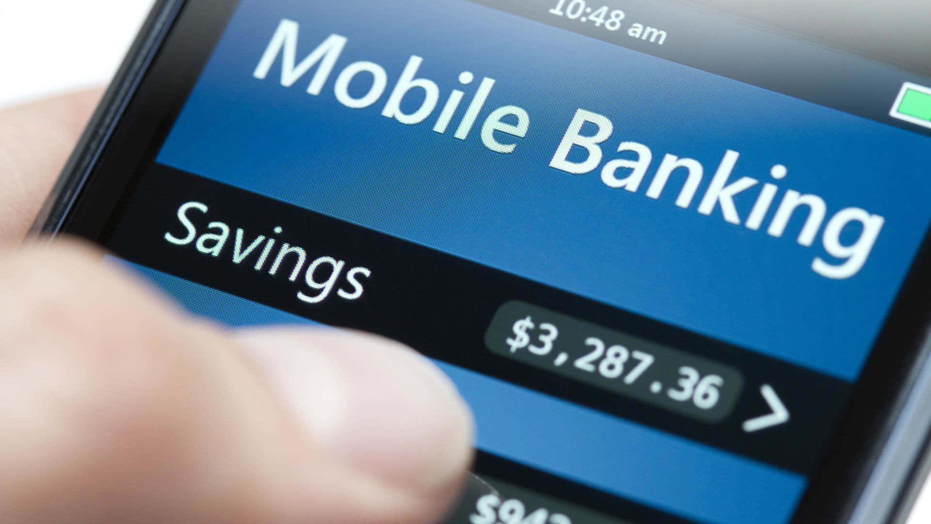 Mobile Banking 桌布 壁紙 — 一隻手拿著智慧型手機的特寫，顯示一個手機銀行應用程式，儲蓄餘額為 $3,287.36。