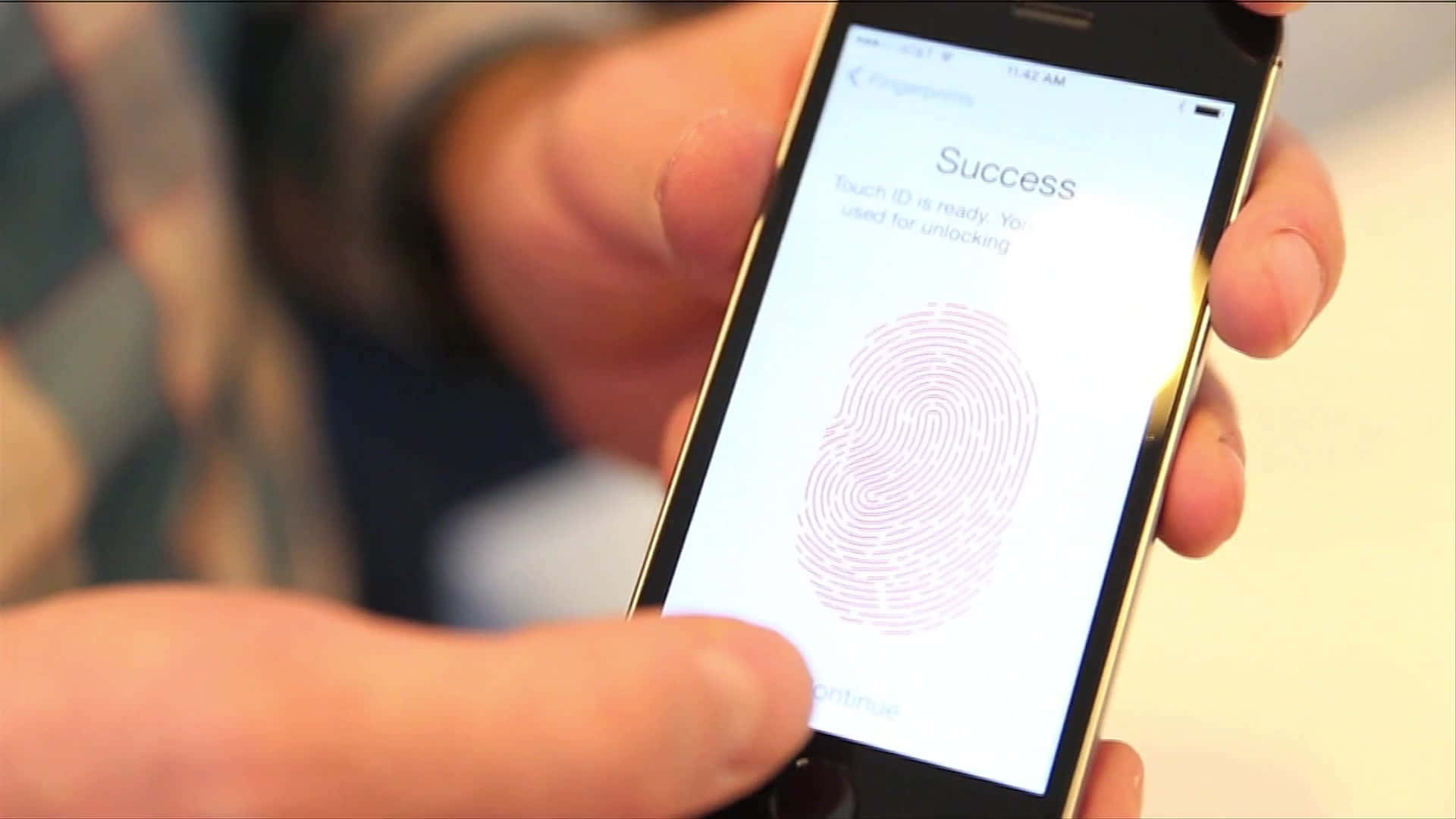 Touch Id 桌布 壁紙 — 一隻手拿著智慧型手機的特寫，顯示指紋解鎖成功畫面。