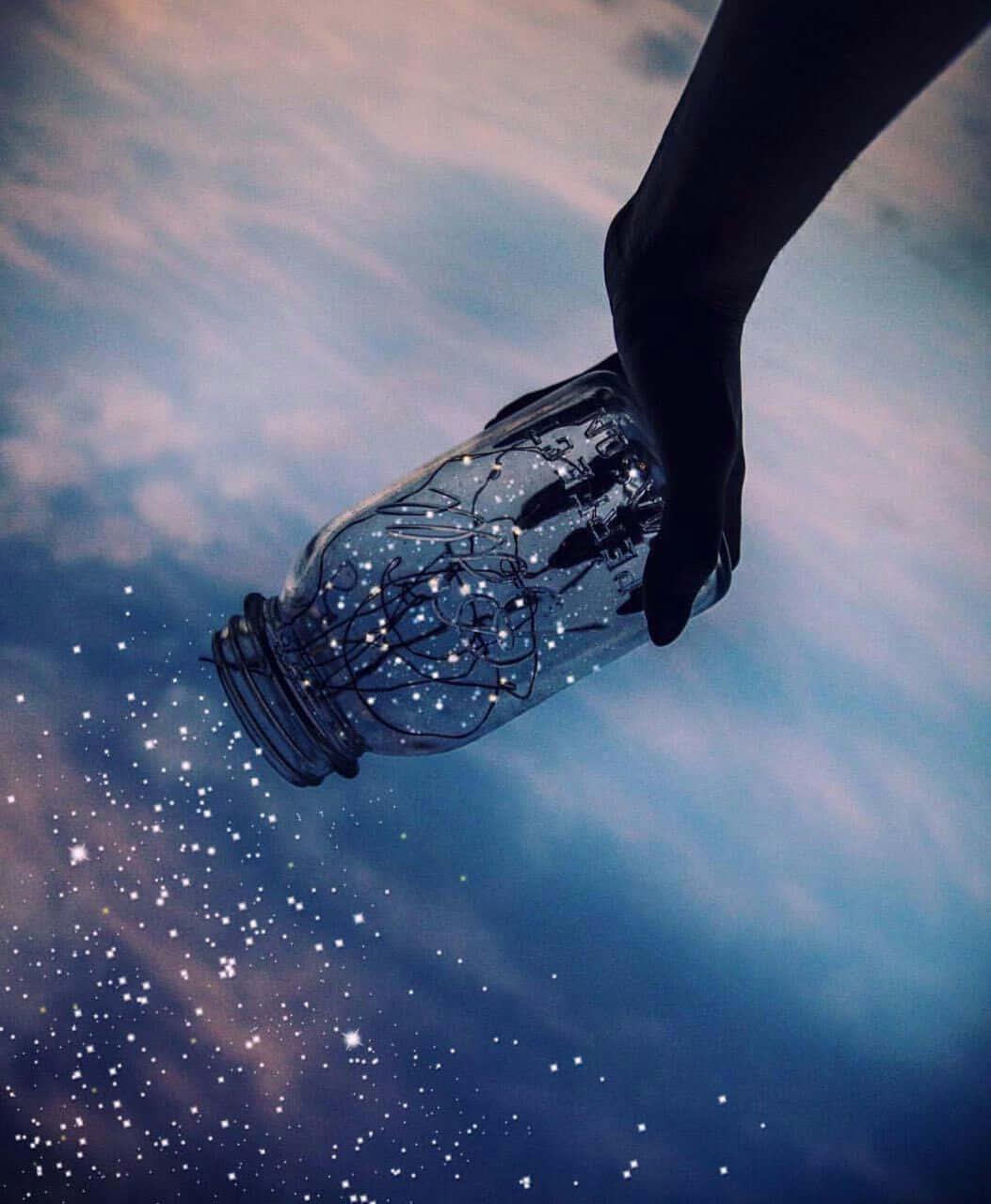 夢幻 桌布 壁紙 — 一隻手拿著梅森罐，將閃爍的星星倒入暮色天空。