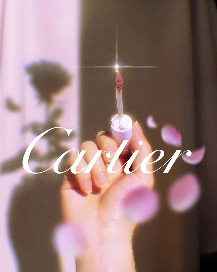 美學 桌布 壁紙 — 一隻手拿著發光的Cartier唇彩，漂浮的粉紅色花瓣和玫瑰陰影襯托著柔和的粉彩窗簾。
