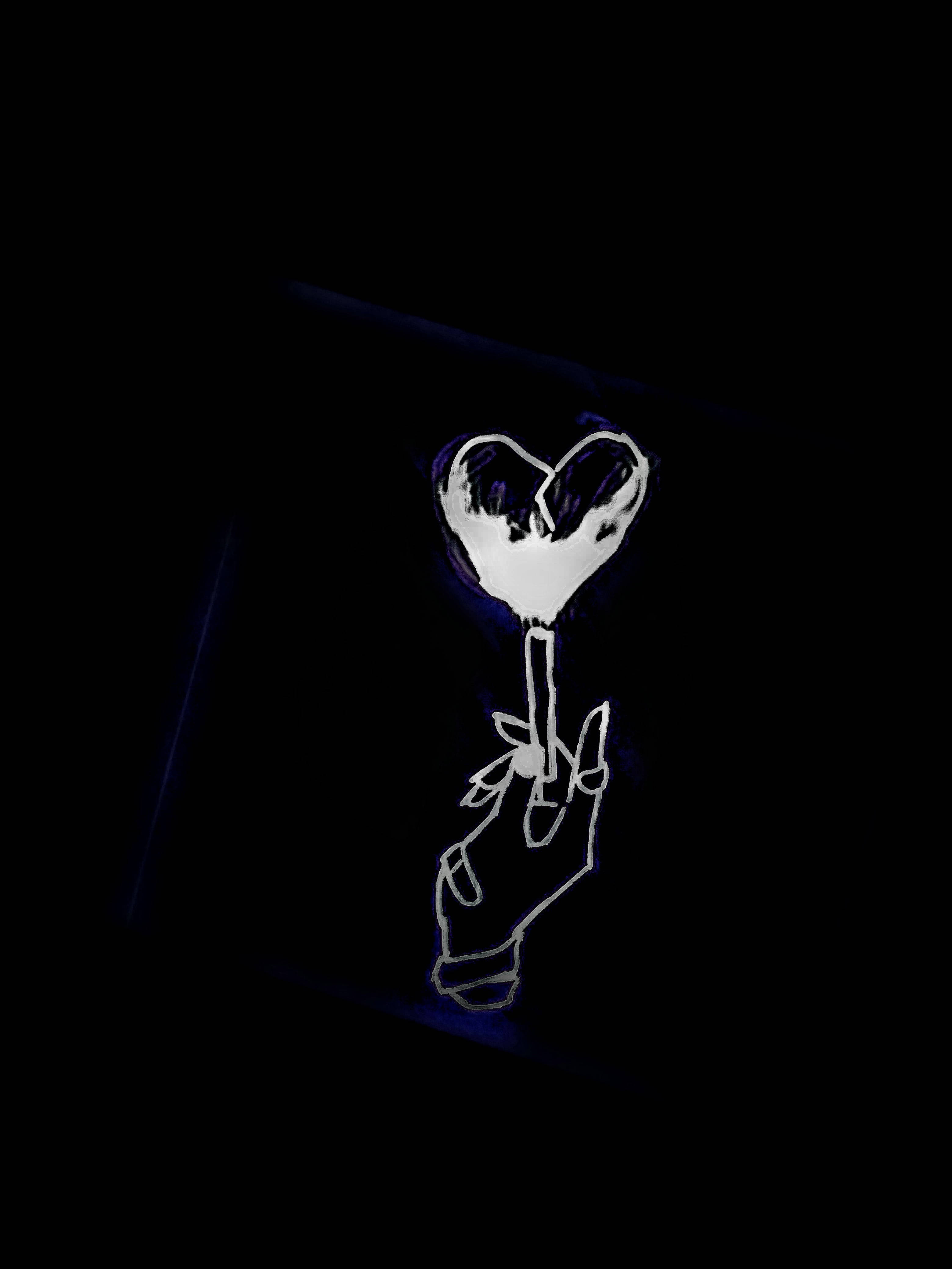Black Heart Aesthetic 桌布 壁紙 — 一隻手拿著破碎的心臟的發光白色輪廓，背景為深色，帶有微妙的藍色燈光。