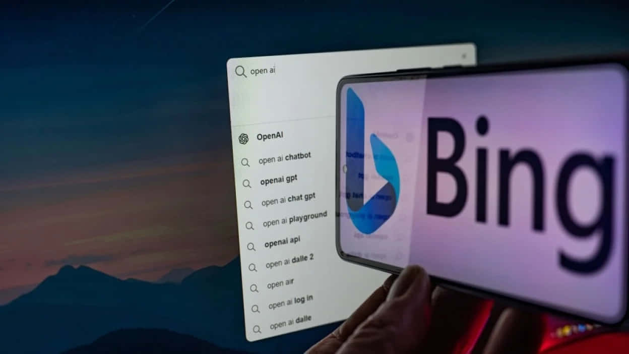 手拿帶Bing標誌的電話，浮動搜尋結果顯示OpenAI，背景為山景日落。