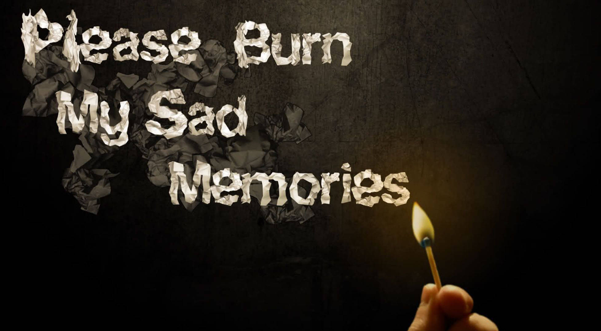 Pain Quotes 桌布 壁紙 — 一隻手拿著點燃的火柴，放在由皺紙組成的「Please Burn My Sad Memories」字樣下方，背景是深色紋理牆壁。