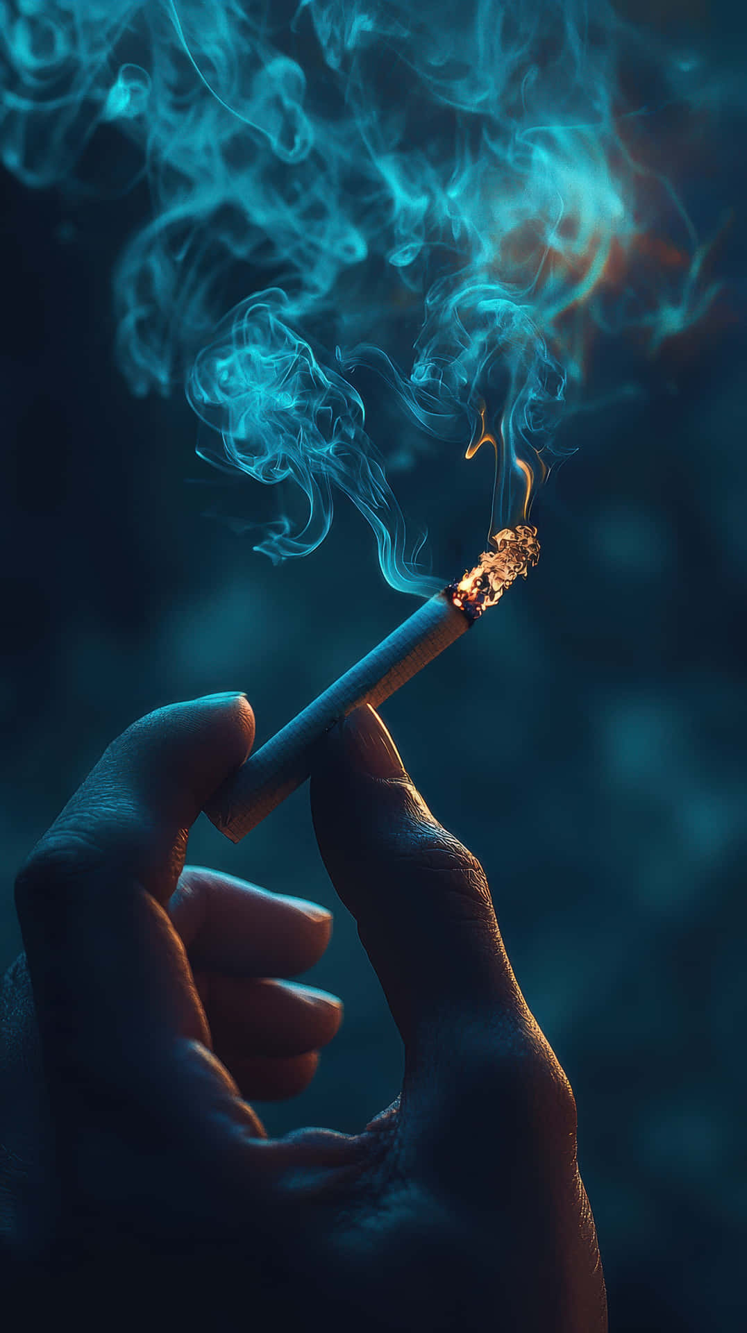 Close-Up of a Smoldering Cigarette with Swirling Smoke in Moody Lighting 壁紙 — 一隻手拿著點燃的香菸，在黑暗模糊的背景中散發出旋轉的藍色煙霧。